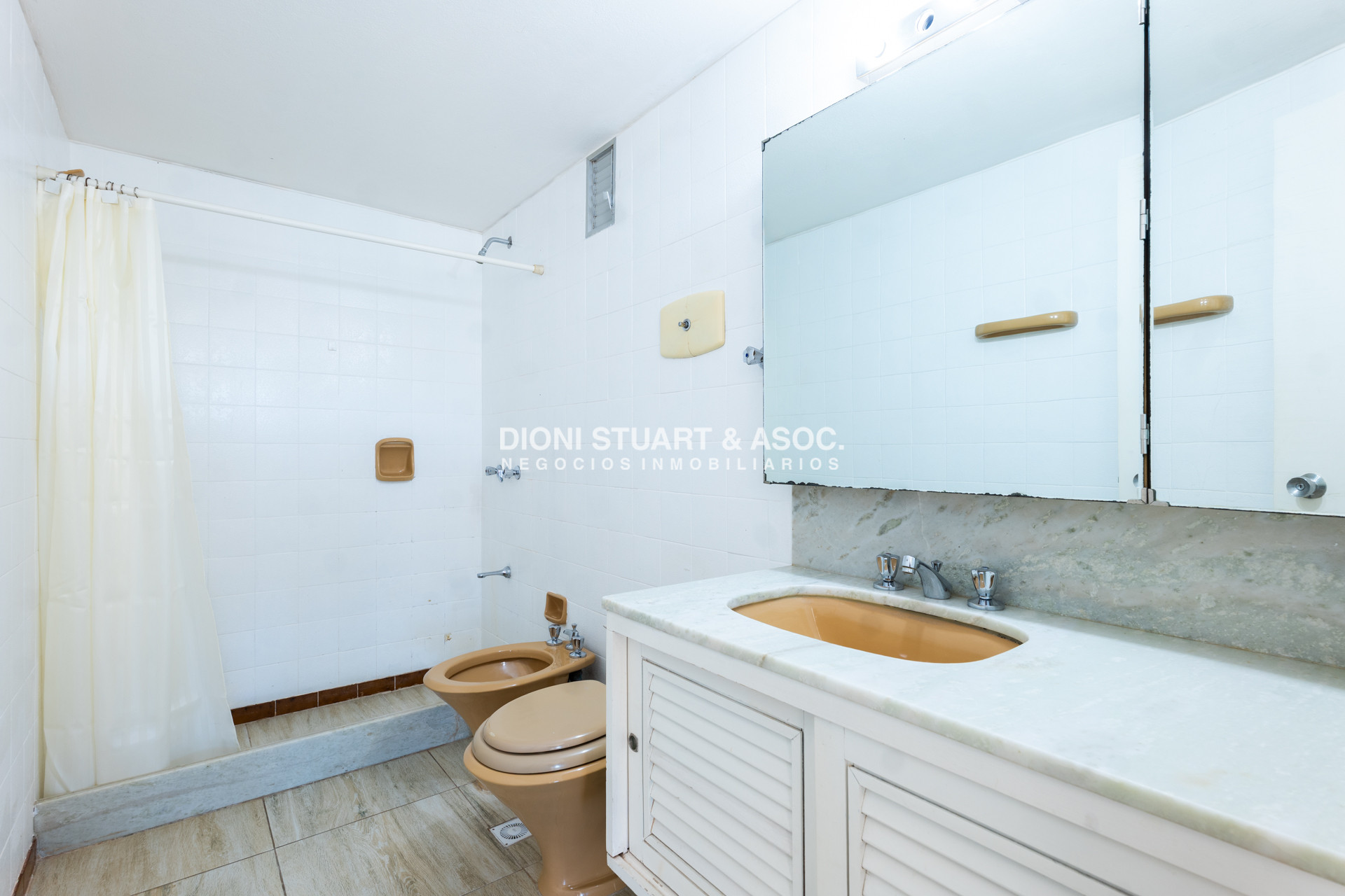 Apartamento ID.965 - APARTAMENTO EN VENTA FRENTE AL MAR PLAYA MANSA DE 2 DORMITORIOS Y MEDIO TODOS LOS AMENITIES - LINCOLN CENTER TORRE WASHINGTON