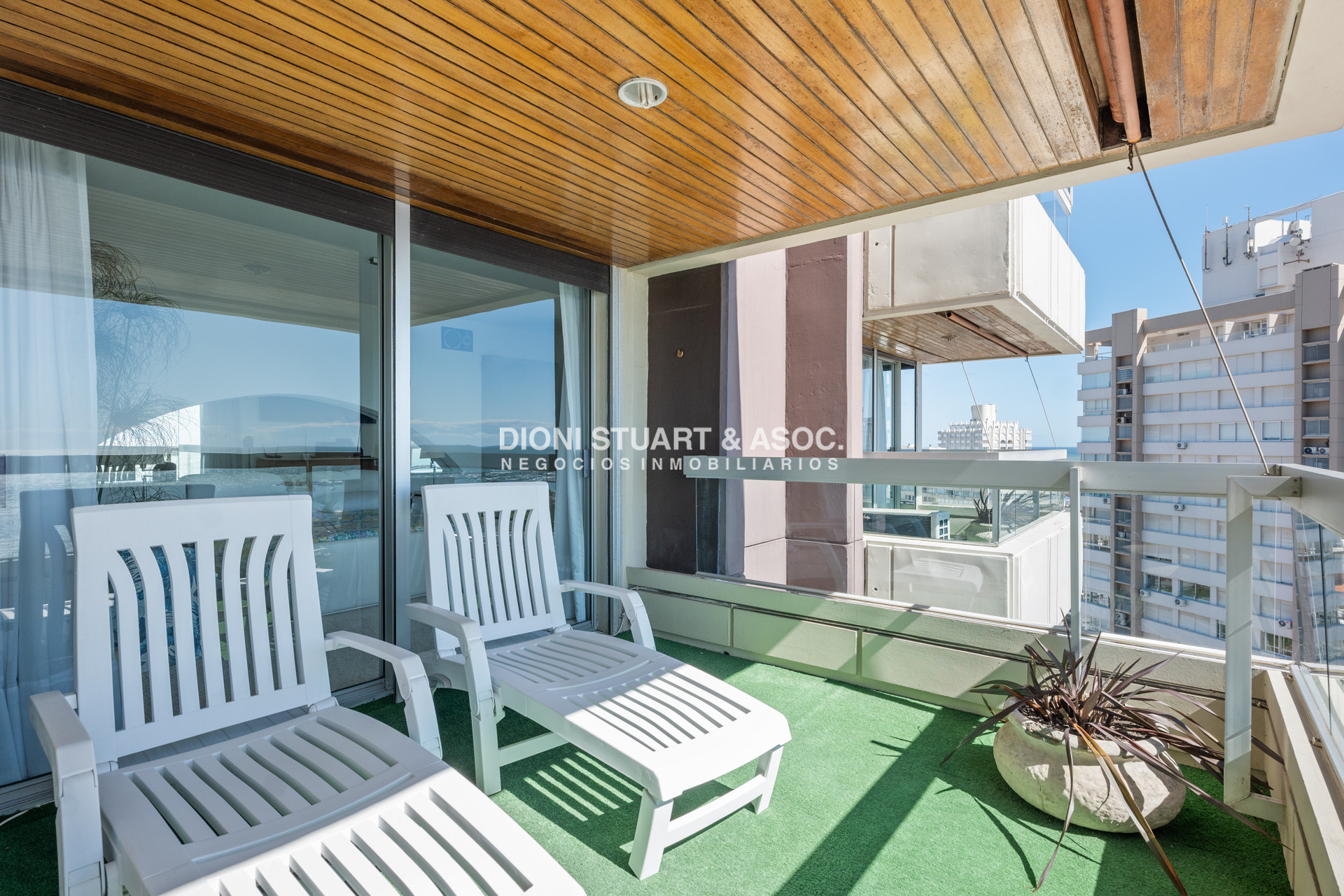 Apartamento ID.850 - Edificio El Torreon - 3 Dorm y Dep. - Apartamento Primera Linea Mansa