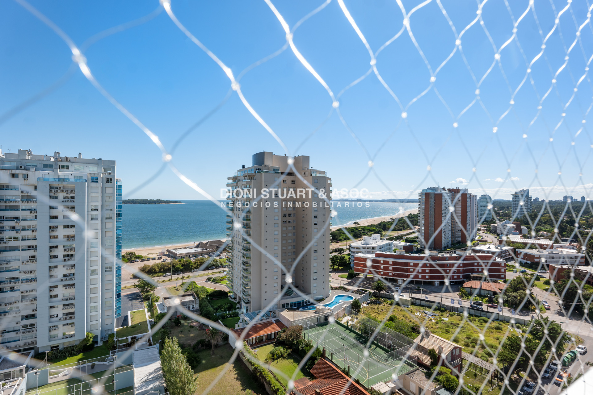 Apartamento ID.938 - GALA TOWER DEPARTAMENTO ESQUINERO 3 DORMITORIOS VISTA AL MAR - PLAYA MANSA - CON PARRILLERO
