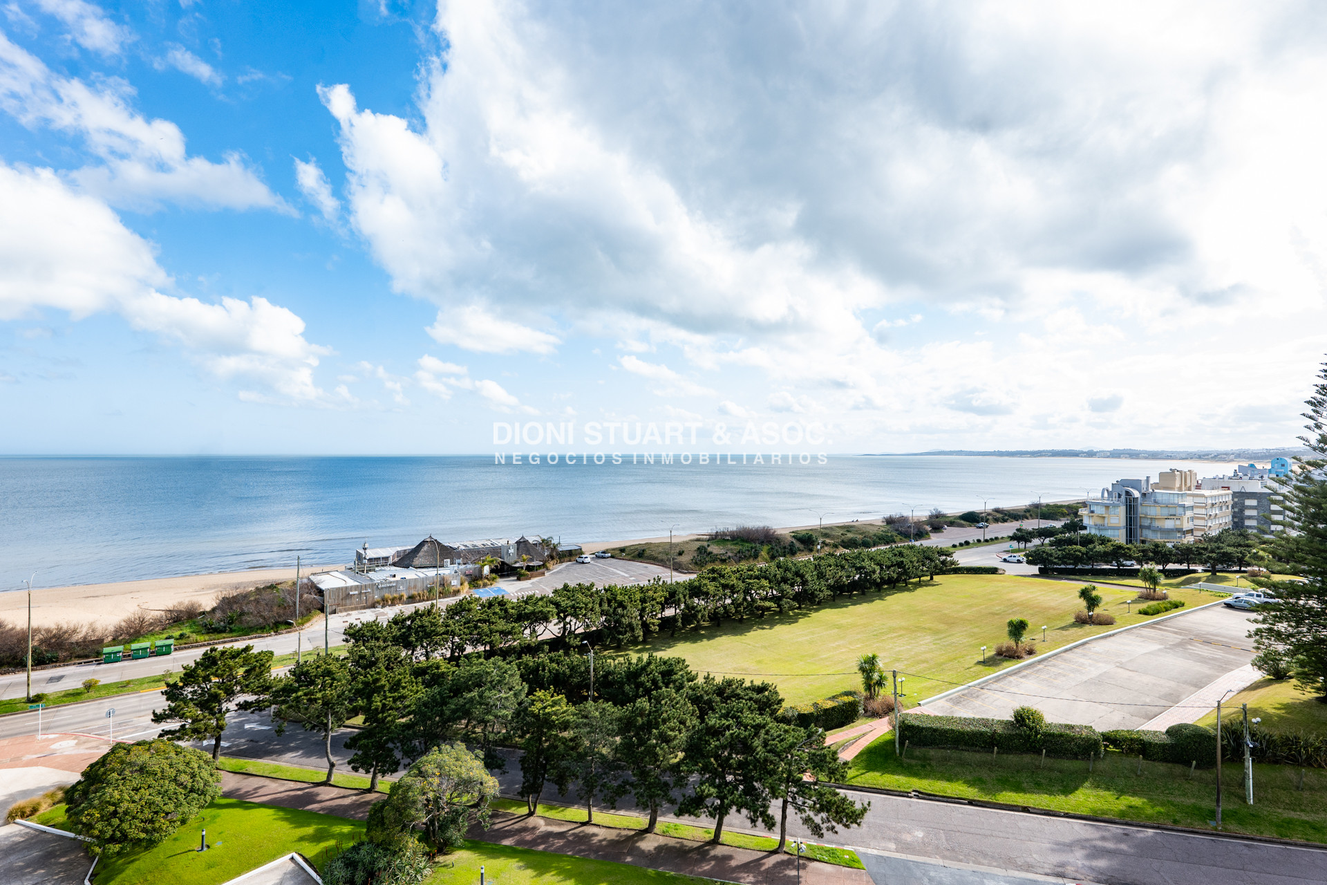 Apartamento ID.1059 - ALQUILER APARTAMENTO 3 DORMITORIOS FRENTE AL MAR PLAYA MANSA - COMPLEJO LINCOLN CENTER