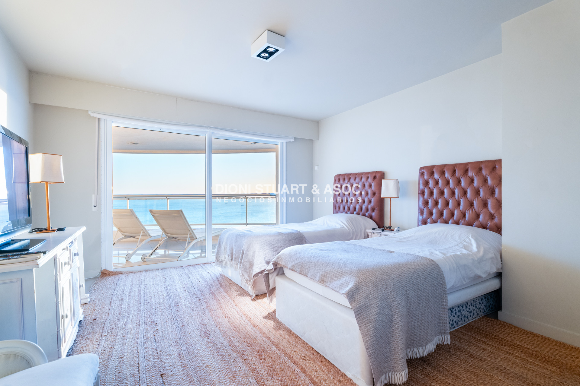 Apartamento ID.910 - DEPARTAMENTO DUPLEX EN AQUARELA - PLAYA MANSA - 4 DORM EN SUITE + DEPENDENCIA