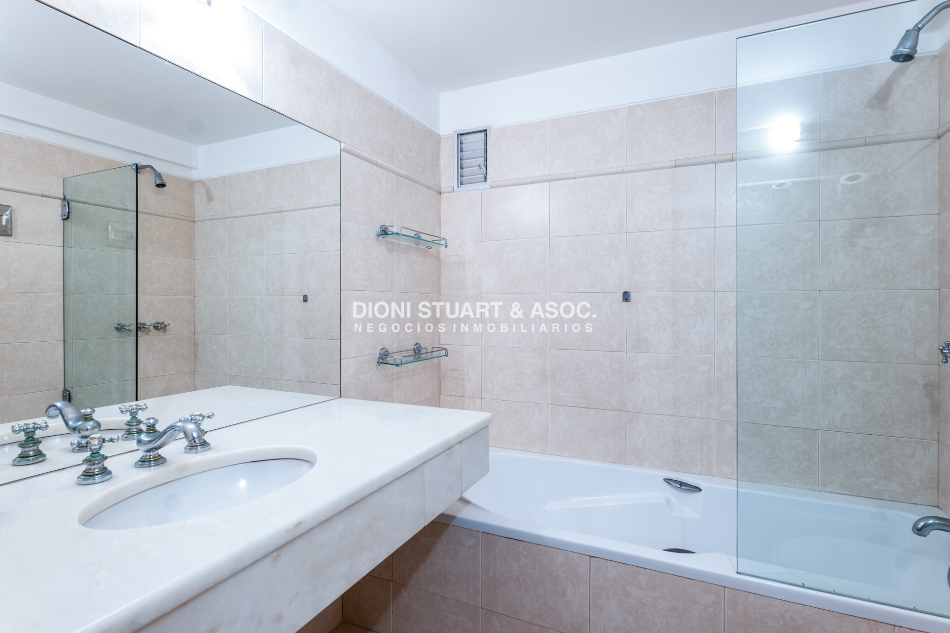 Apartamento ID.921 - DEPARTAMENTO EN ALQUILER ANUAL O DE TEMPORADA - 4 DORMITORIOS Y DEPENDENCIA - CON PARRILLERO - EDIFICIO EL TORREON - PLAYA MANSA