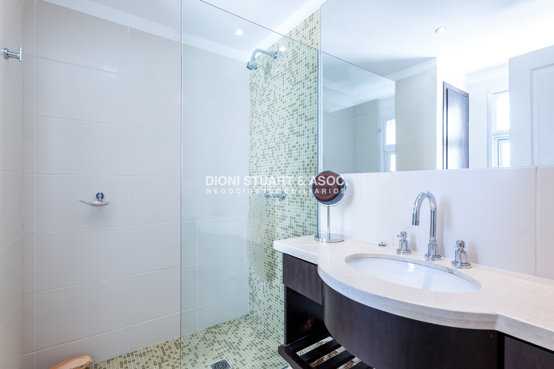Apartamento ID.939 - TORRE LOBOS DEPARTAMENTO CENTRAL EN VENTA DE 3 DORMITORIOS EN SUITE + DEP. SERV. - PRIMERA LINEA PLAYA BRAVA