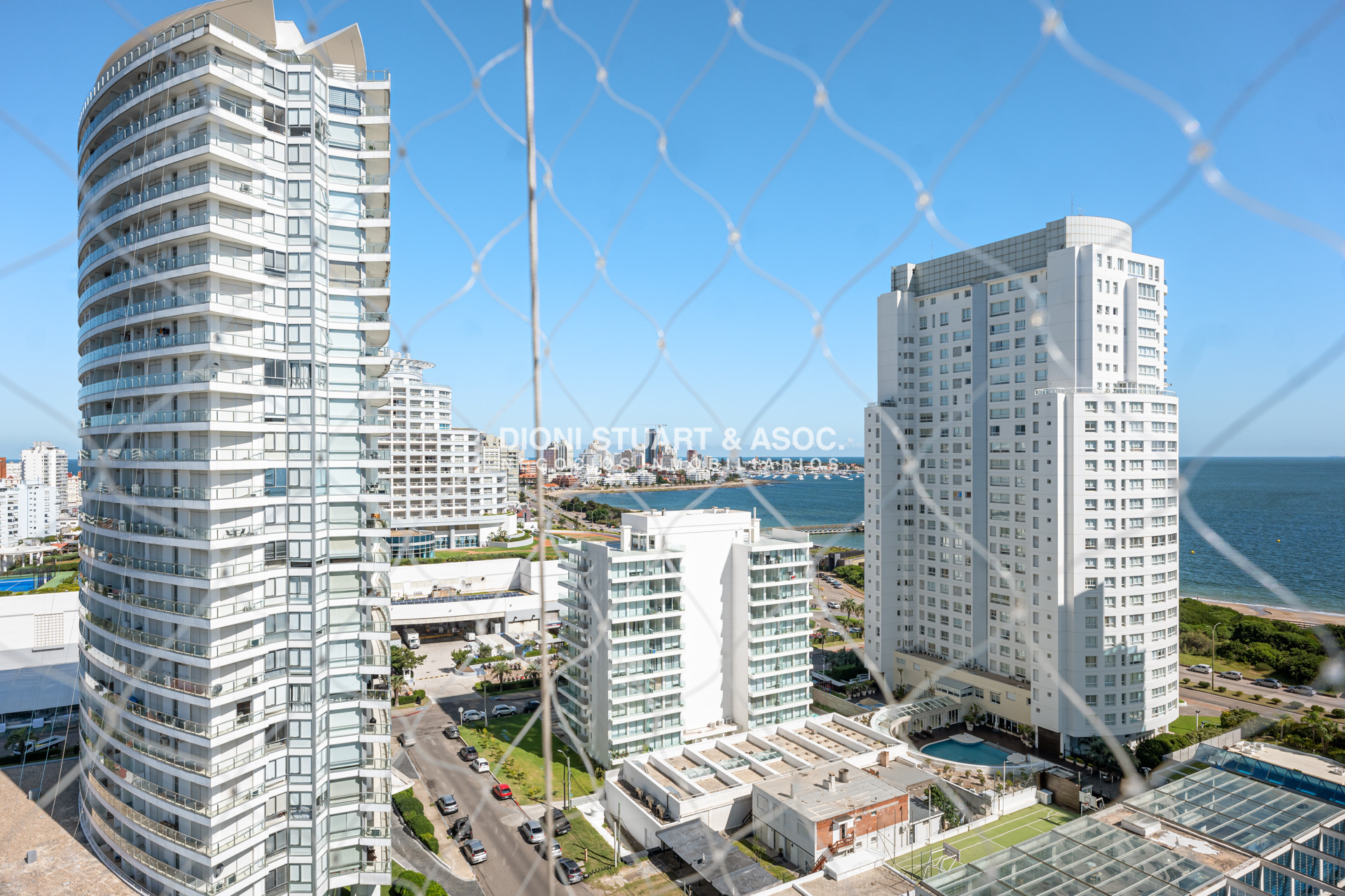 Apartamento ID.938 - GALA TOWER DEPARTAMENTO ESQUINERO 3 DORMITORIOS VISTA AL MAR - PLAYA MANSA - CON PARRILLERO