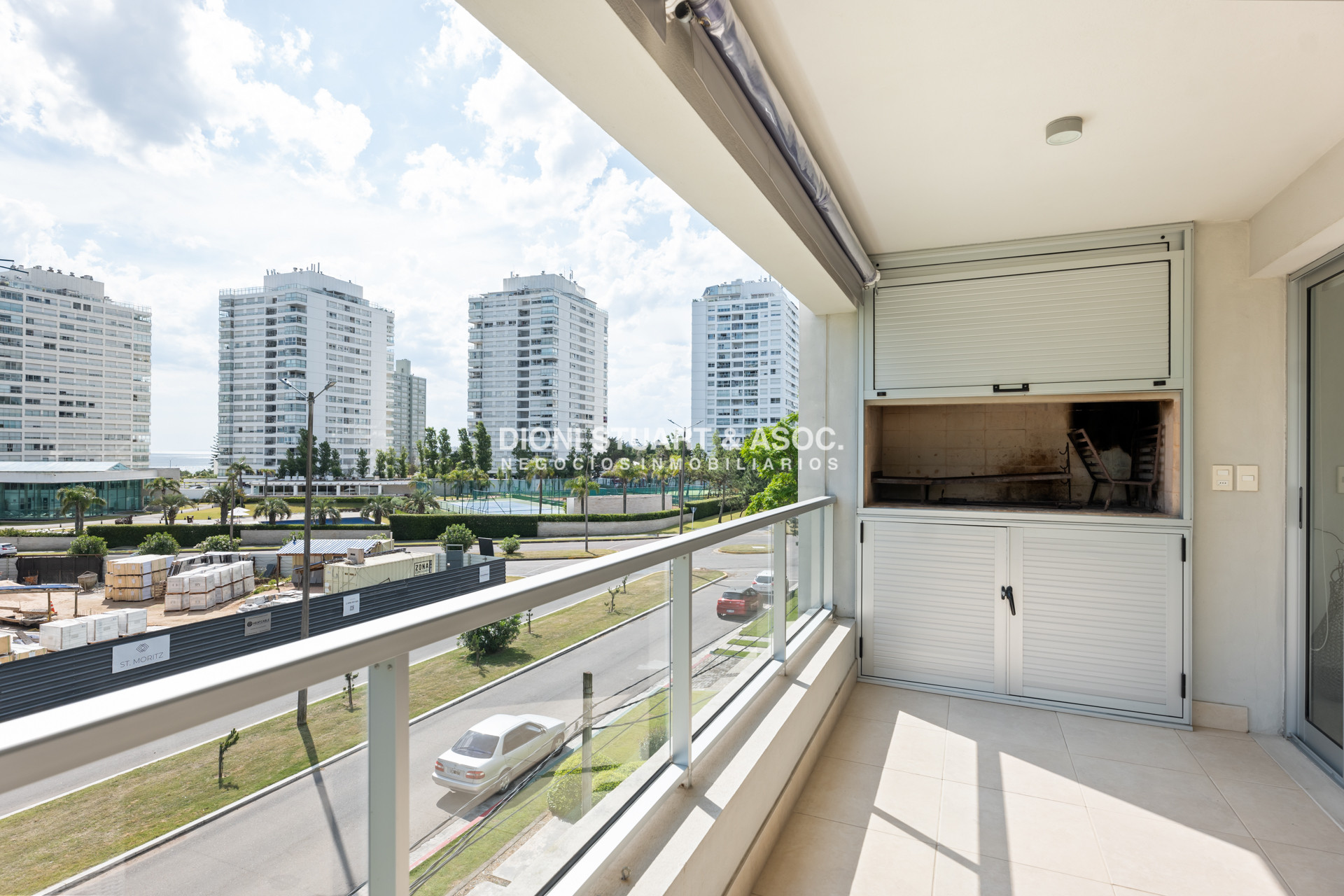 Apartamento ID.860 - APARTAMENTO EN VENTA EN PLAYA MANSA DE 2 DORMITORIOS CON PARRILLERO - EDIFICIO MONET