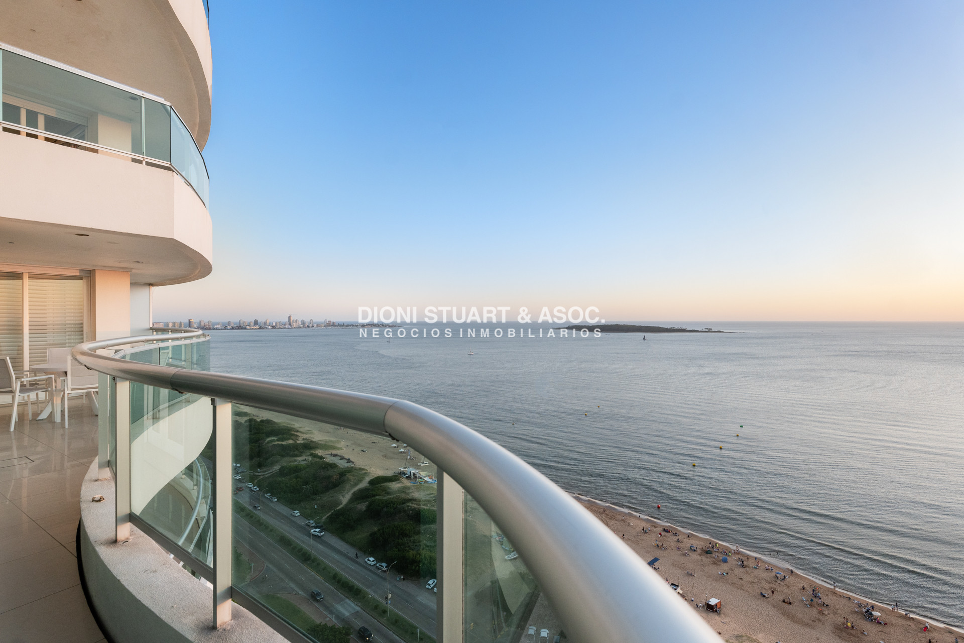 Apartamento ID.910 - DEPARTAMENTO DUPLEX EN AQUARELA - PLAYA MANSA - 4 DORM EN SUITE + DEPENDENCIA