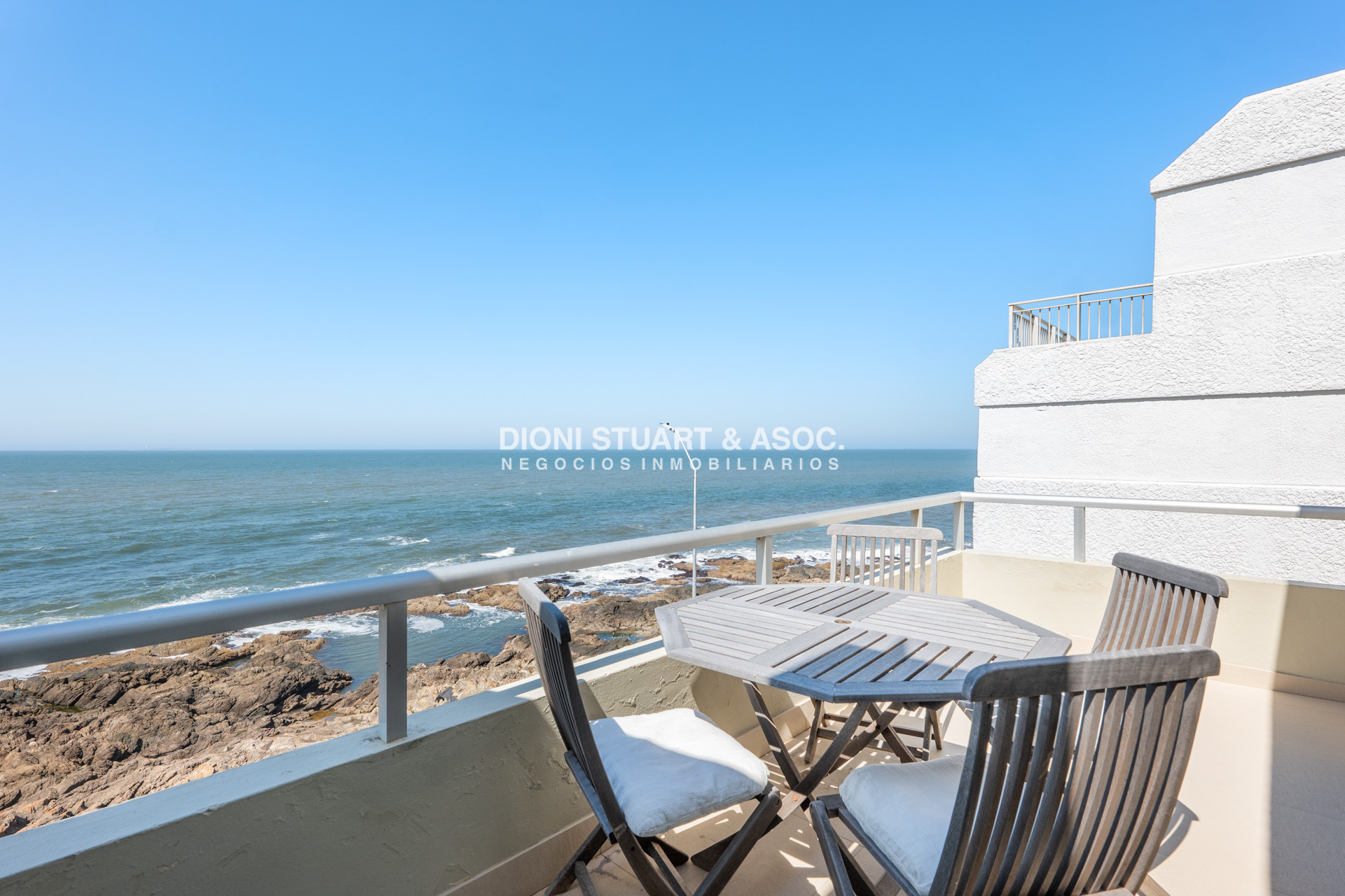 Apartamento ID.920 - DEPARTAMENTO EN VENTA FRENTE AL MAR - CON PARRILLERO - 3 DORMITORIOS - RECICLADO - PENINSULA - PUNTA DEL ESTE