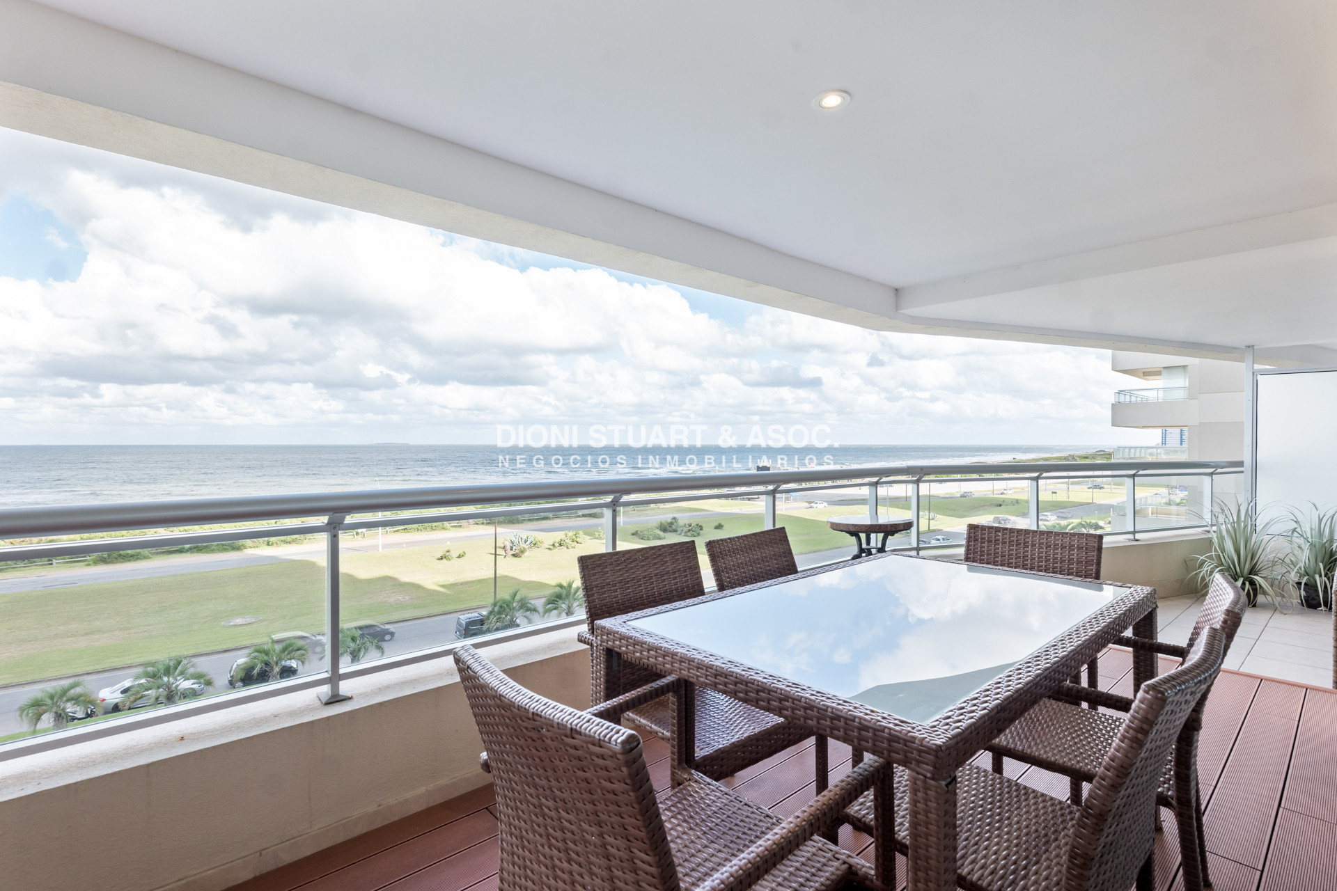 Apartamento ID.939 - TORRE LOBOS DEPARTAMENTO CENTRAL EN VENTA DE 3 DORMITORIOS EN SUITE + DEP. SERV. - PRIMERA LINEA PLAYA BRAVA