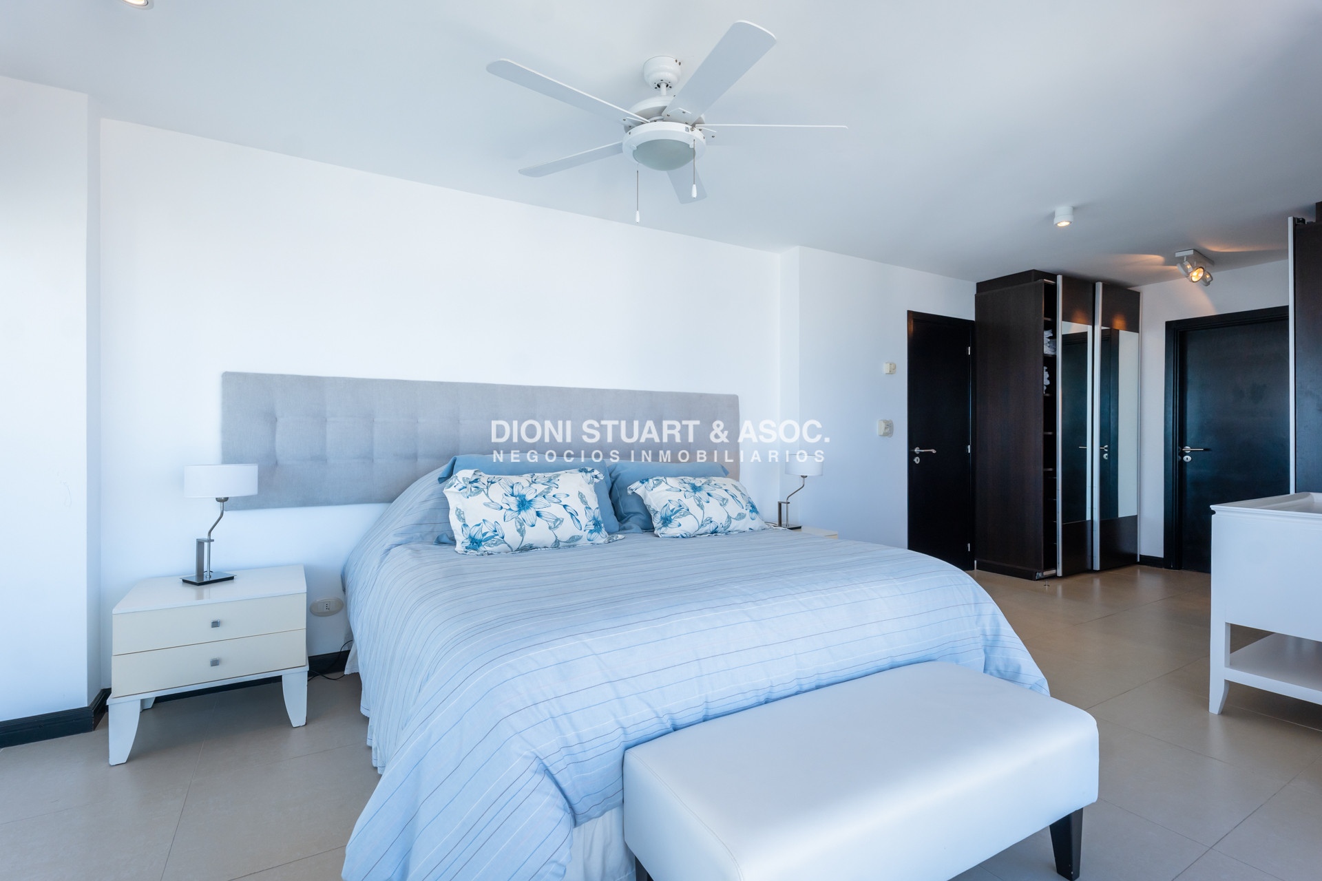 Apartamento ID.938 - GALA TOWER DEPARTAMENTO ESQUINERO 3 DORMITORIOS VISTA AL MAR - PLAYA MANSA - CON PARRILLERO