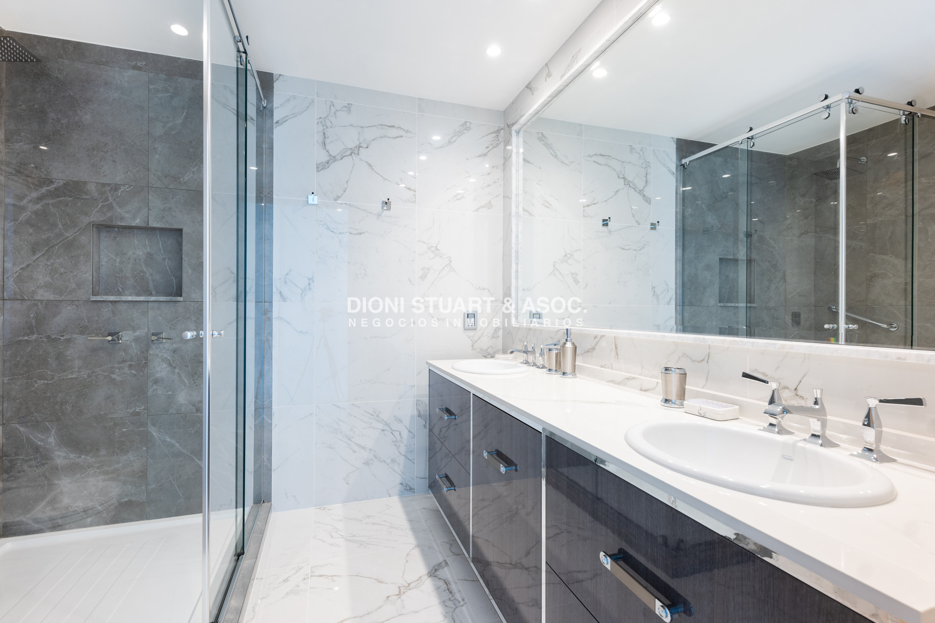 Apartamento ID.737 - FENDI CHATEAU EN VENTA ESQUINERO A PUNTA BALLENA 4 DORMITORIOS EN SUITE