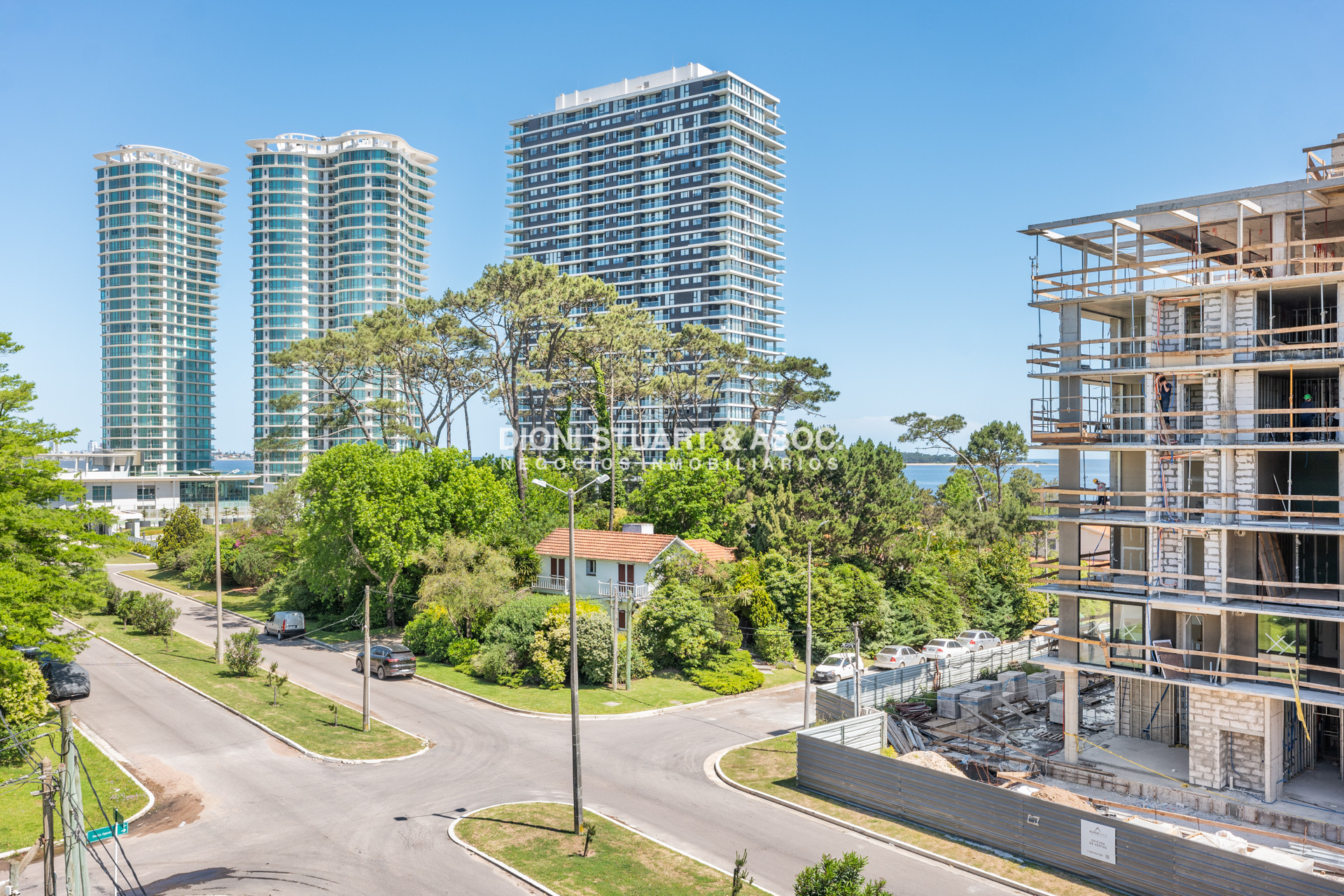 Apartamento ID.820 - APARTAMENTO EN VENTA EN PLAYA MANSA DE 2 DORMITORIOS CON PARRILLERO