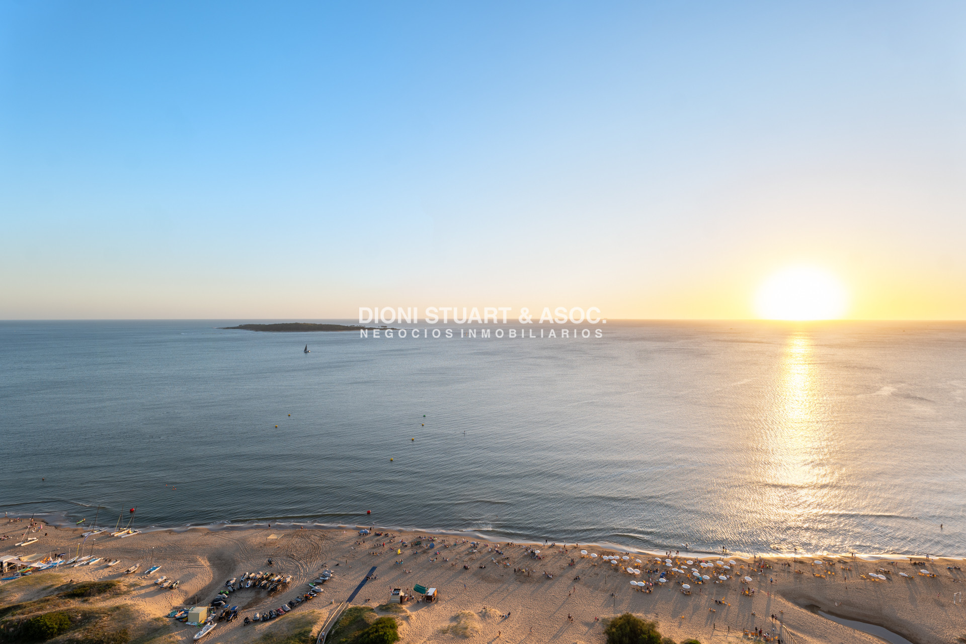 Apartamento ID.910 - DEPARTAMENTO DUPLEX EN AQUARELA - PLAYA MANSA - 4 DORM EN SUITE + DEPENDENCIA