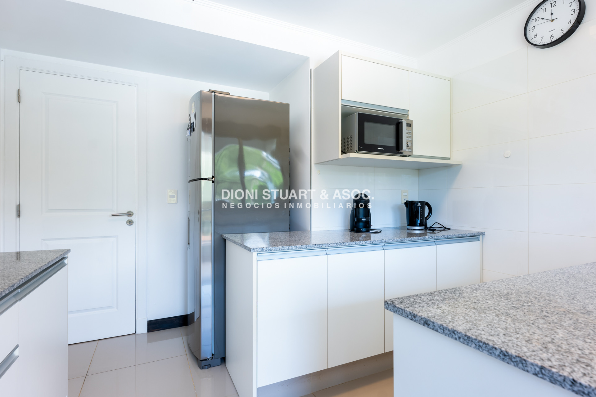 Apartamento ID.860 - APARTAMENTO EN VENTA EN PLAYA MANSA DE 2 DORMITORIOS CON PARRILLERO - EDIFICIO MONET