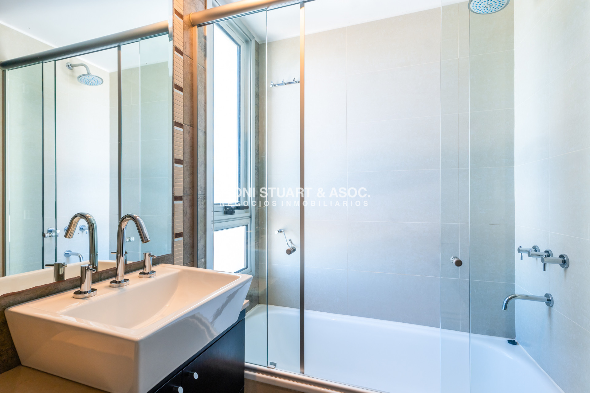 Apartamento ID.938 - GALA TOWER DEPARTAMENTO ESQUINERO 3 DORMITORIOS VISTA AL MAR - PLAYA MANSA - CON PARRILLERO