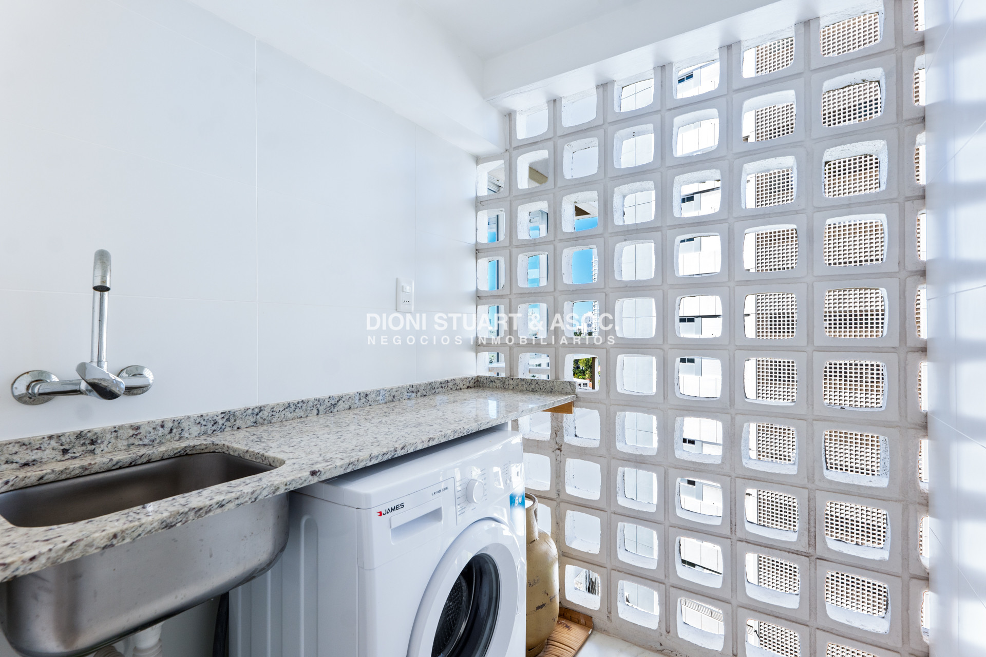 Apartamento ID.935 - DEPARTAMENTO EN VENTA FRENTE AL MAR DE 2 DORMITORIOS Y DEPENDENCIA DE SERVICIO RECICLADO EN TUNQUELEN I - PRIMERA LINEA PLAYA MANSA