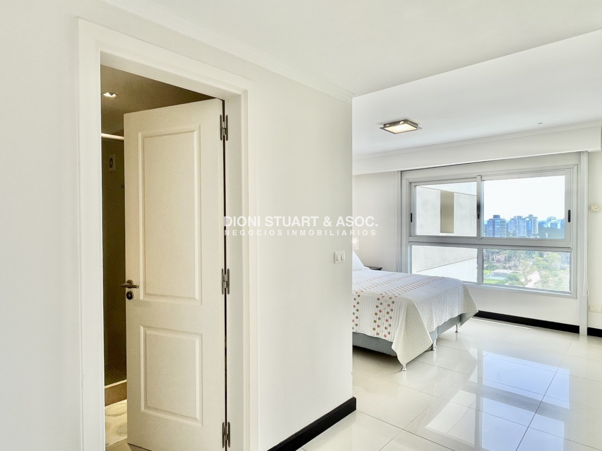 Apartamento ID.402 - Alquiler de Temporada - Playa Brava - Torre Lobos - 3 Dormitorios en Suite + Dependencia 