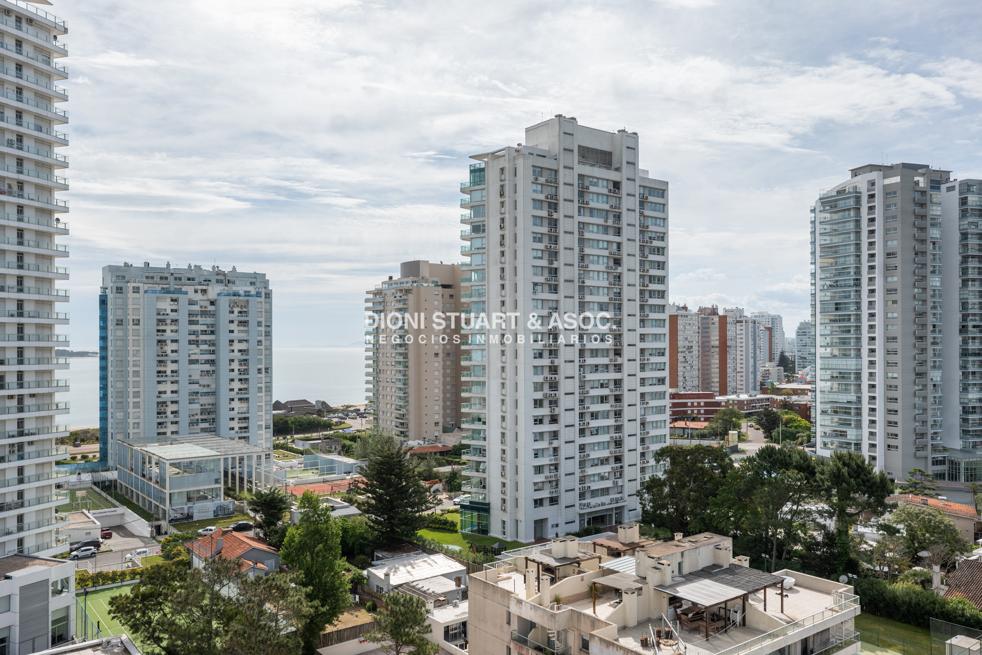 Apartamento ID.1149 - VENTA APARTAMENTO 3 DORMITORIOS CON BARBACOA PENT HOUSE DUPLEX PLAYA MANSA
