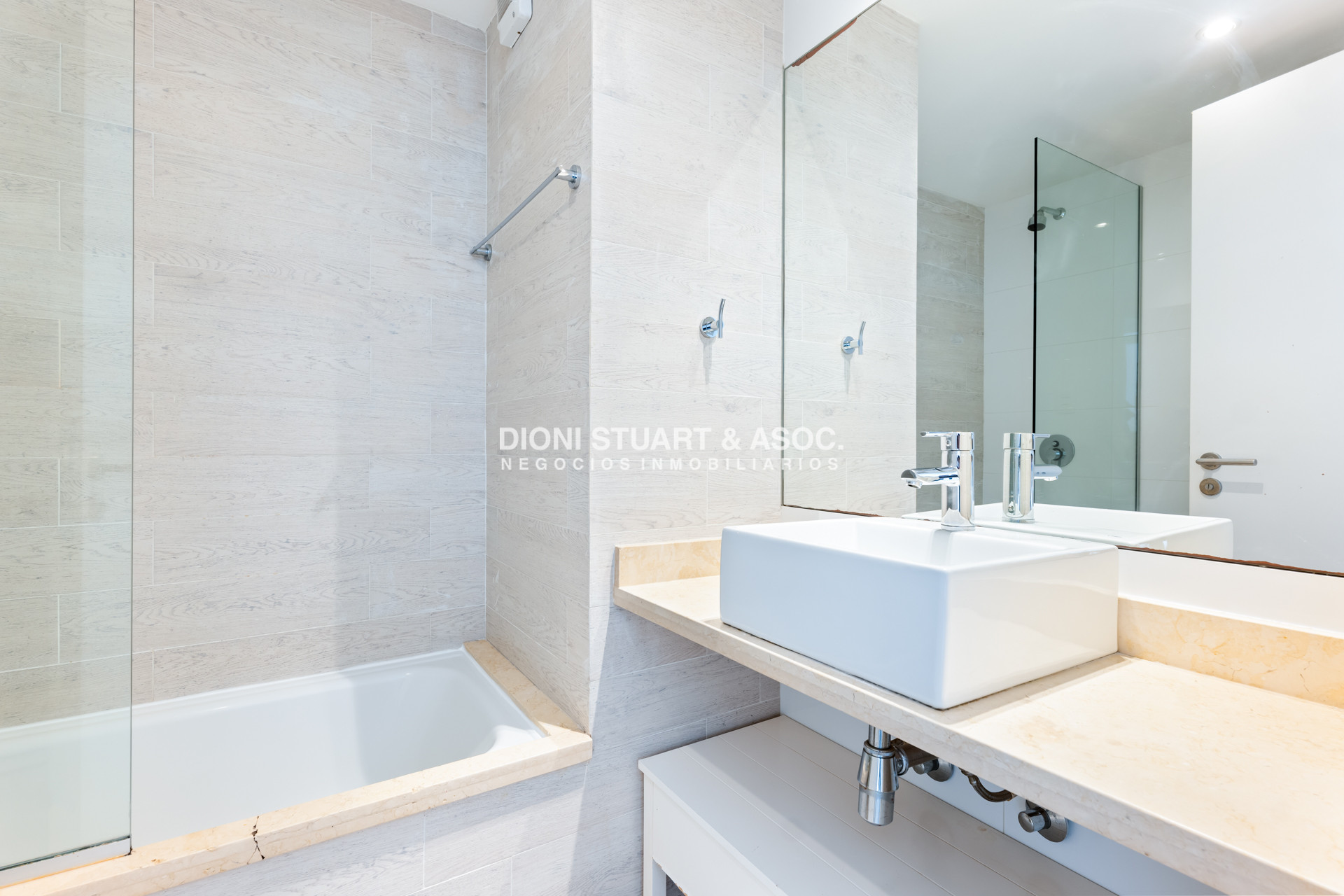 Apartamento ID.841 - Apartamento de 4 Dormitorios Con Parrillero - Emerald - Playa Mansa