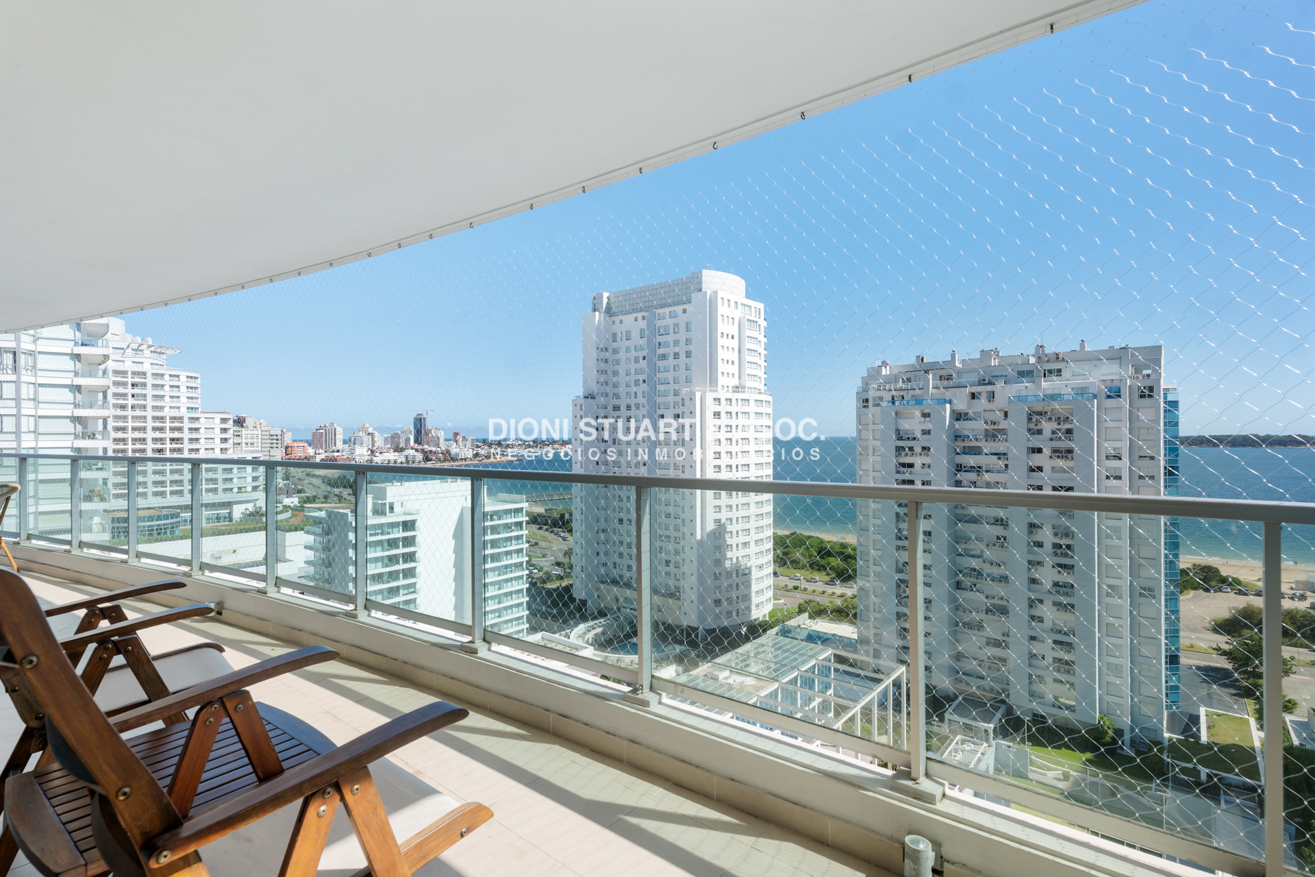 Apartamento ID.938 - GALA TOWER DEPARTAMENTO ESQUINERO 3 DORMITORIOS VISTA AL MAR - PLAYA MANSA - CON PARRILLERO