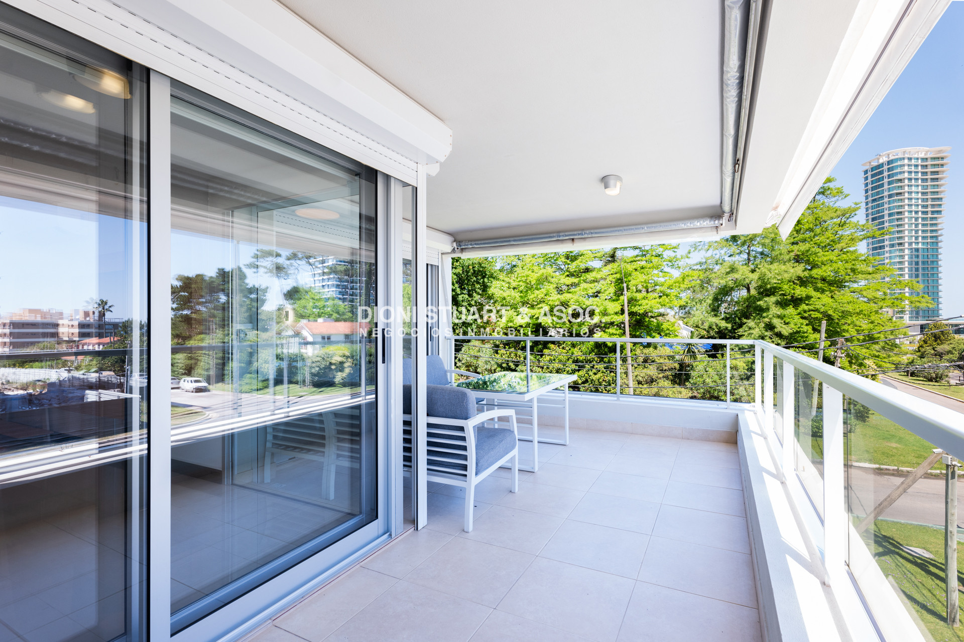Apartamento ID.821 - APARTAMENTO EN VENTA EN PLAYA MANSA DE 2 DORMITORIOS CON PARRILLERO