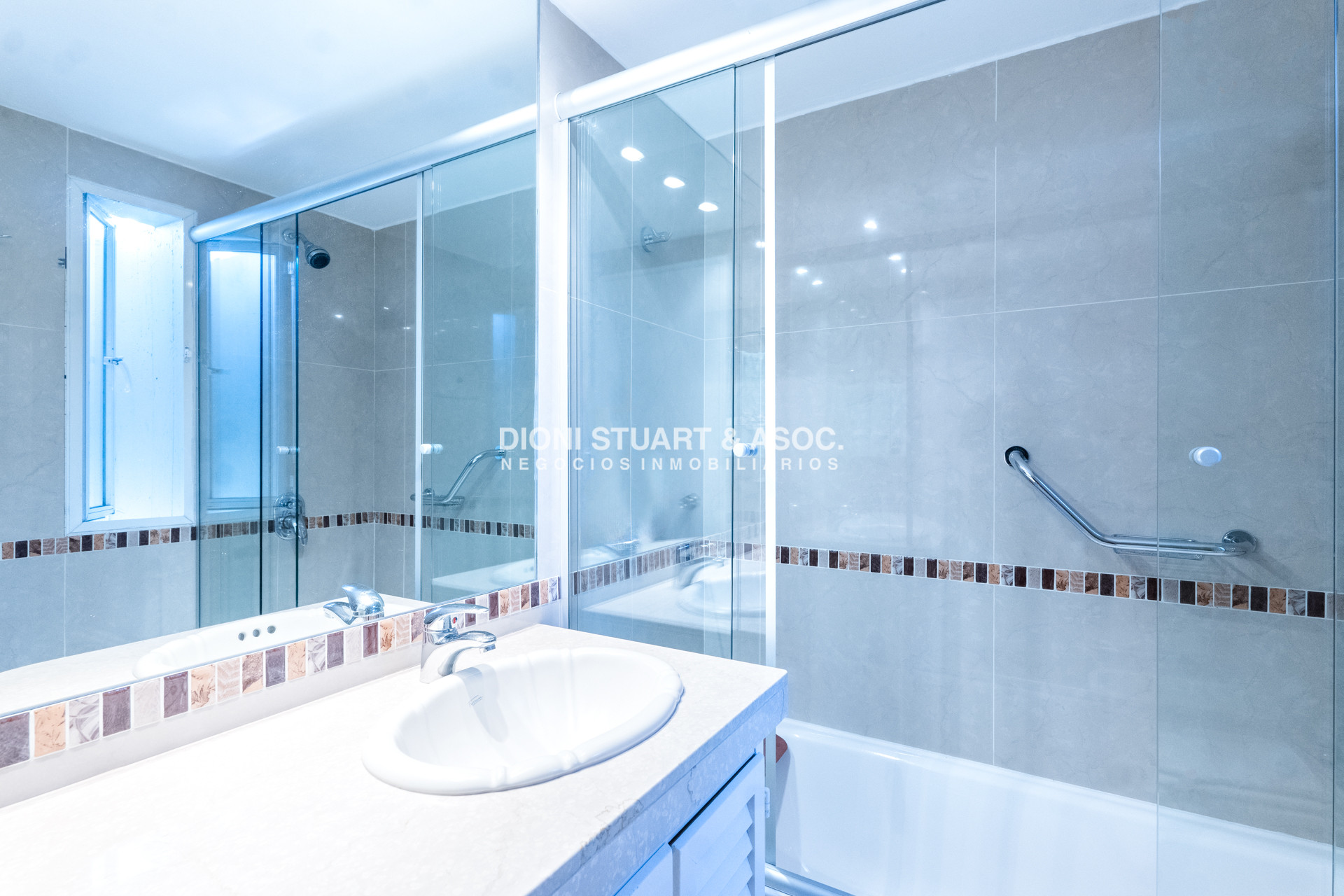 Apartamento ID.1054 - VENTA APARTAMENTO 4 DORMITORIOS RECICLADO - PLAYA BRAVA - PARQUEMAR CENTER 
