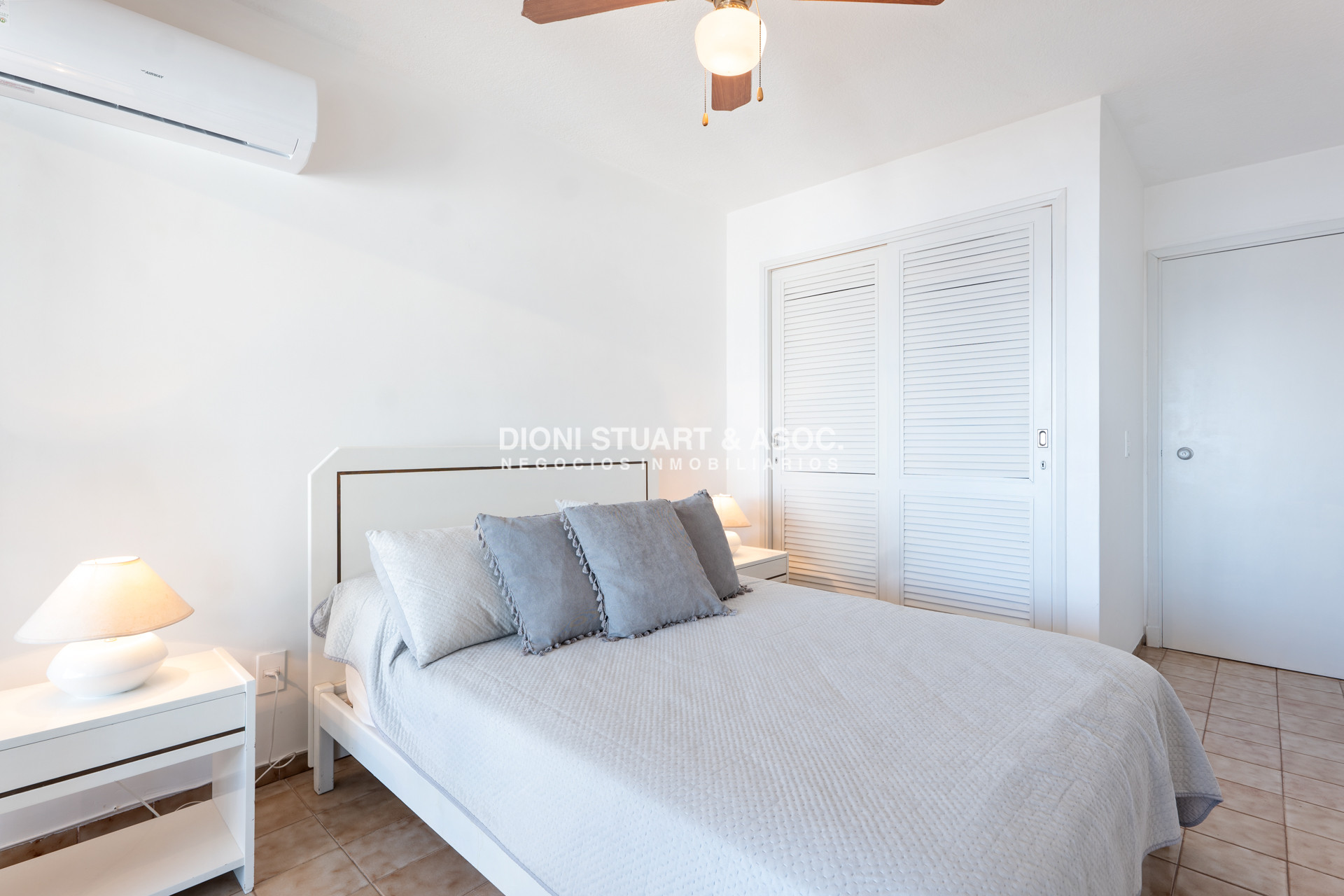 Apartamento ID.444 - APARTAMENTO EN VENTA DE 1 DORMITORIO Y MEDIO FRENTE AL MAR - PLAYA MANSA - COMPLEJO LINCOLN CENTER