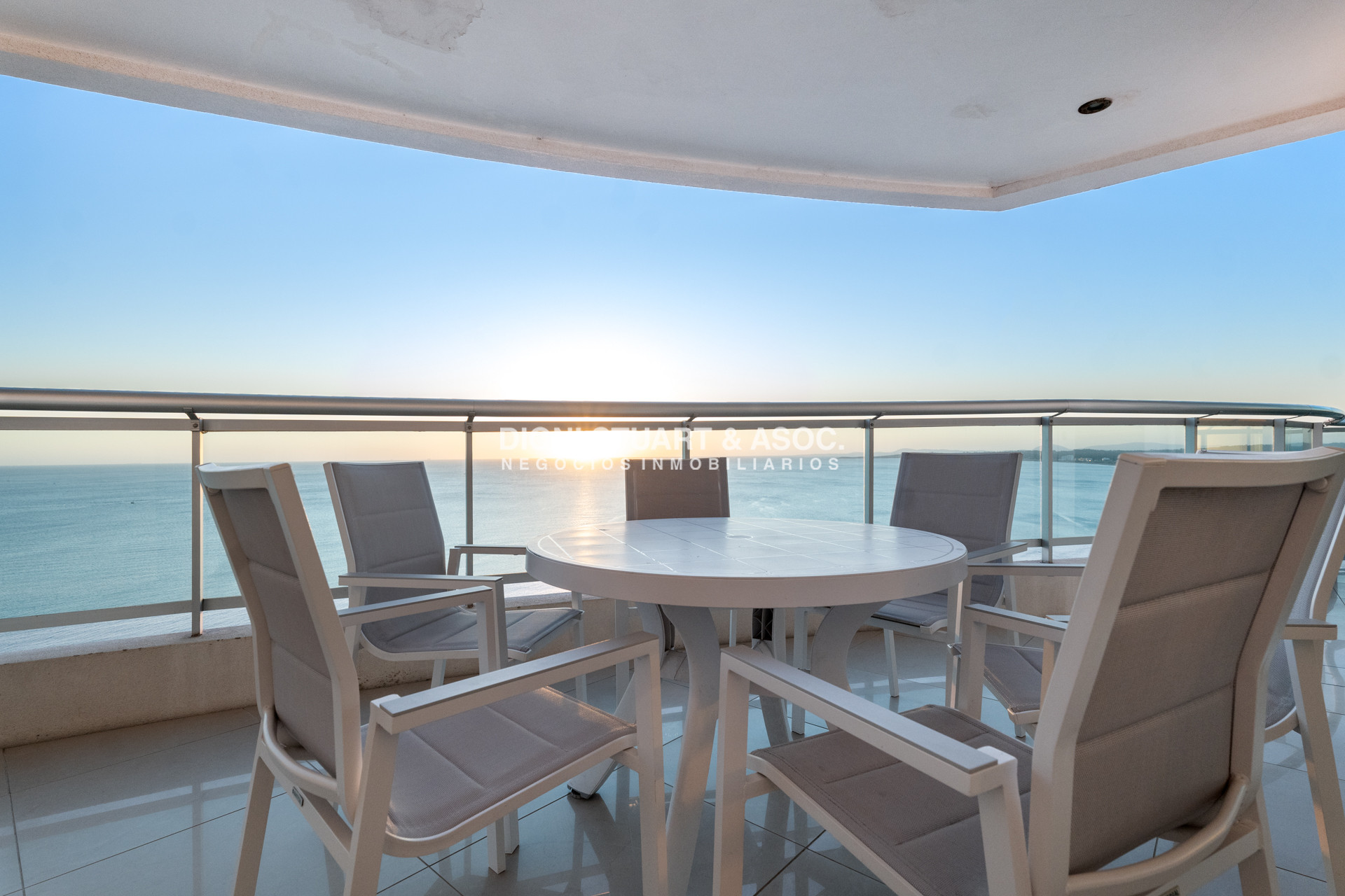 Apartamento ID.910 - DEPARTAMENTO DUPLEX EN AQUARELA - PLAYA MANSA - 4 DORM EN SUITE + DEPENDENCIA