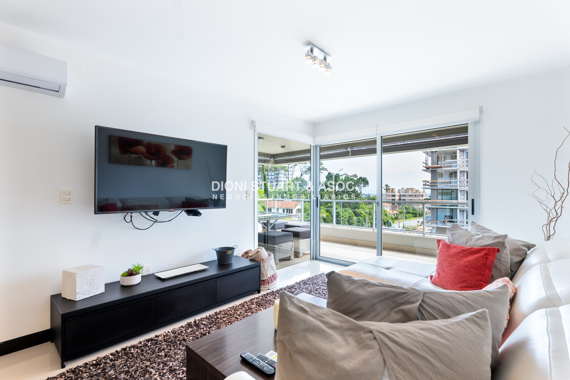 Apartamento ID.860 - APARTAMENTO EN VENTA EN PLAYA MANSA DE 2 DORMITORIOS CON PARRILLERO - EDIFICIO MONET