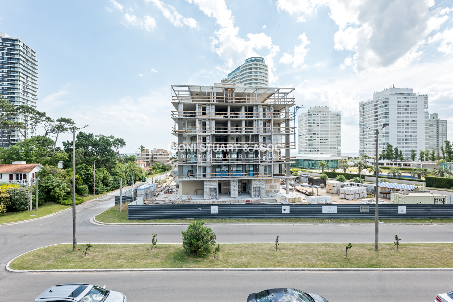 Apartamento ID.860 - APARTAMENTO EN VENTA EN PLAYA MANSA DE 2 DORMITORIOS CON PARRILLERO - EDIFICIO MONET