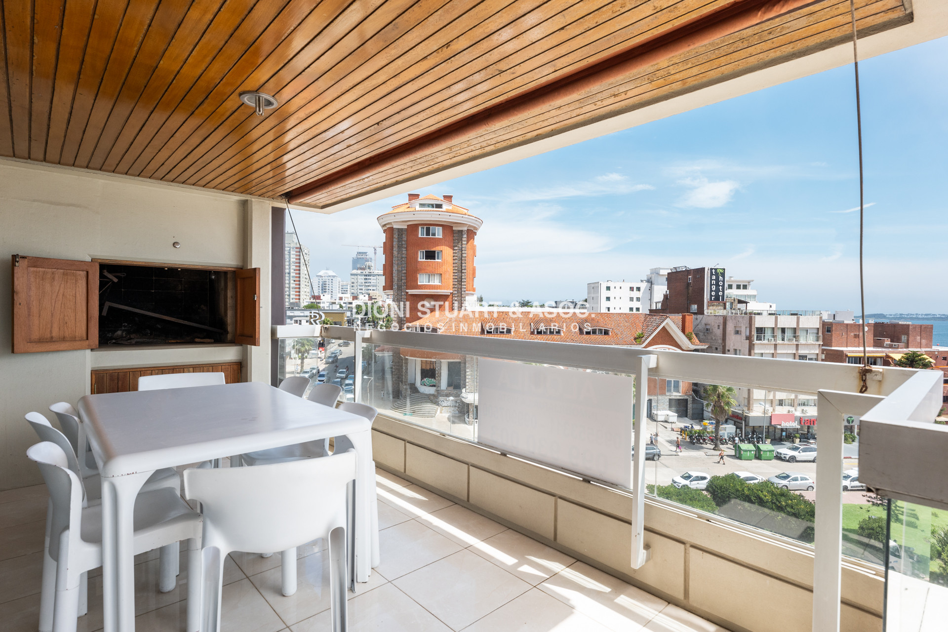 Apartamento ID.921 - DEPARTAMENTO EN ALQUILER ANUAL O DE TEMPORADA - 4 DORMITORIOS Y DEPENDENCIA - CON PARRILLERO - EDIFICIO EL TORREON - PLAYA MANSA