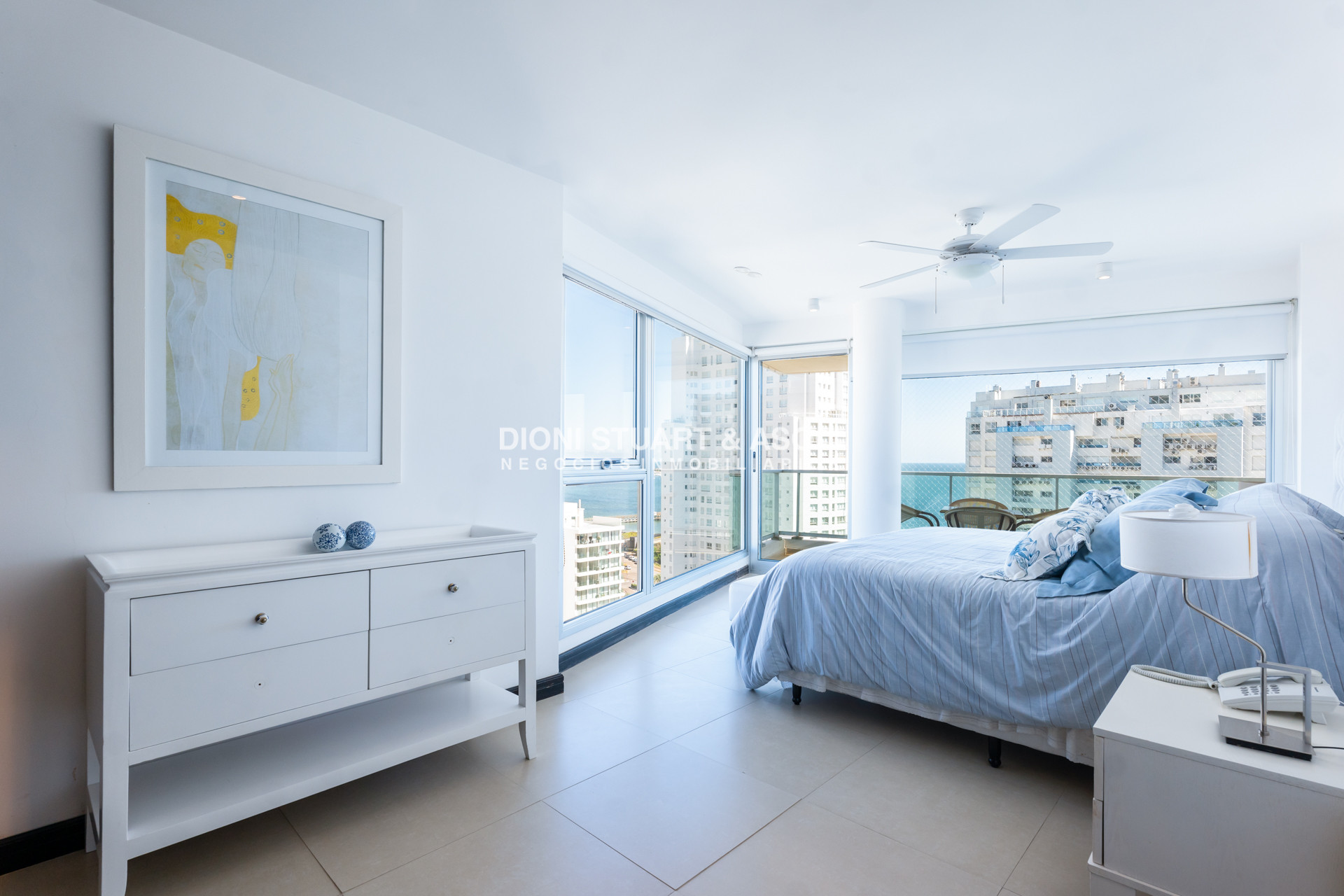 Apartamento ID.938 - GALA TOWER DEPARTAMENTO ESQUINERO 3 DORMITORIOS VISTA AL MAR - PLAYA MANSA - CON PARRILLERO