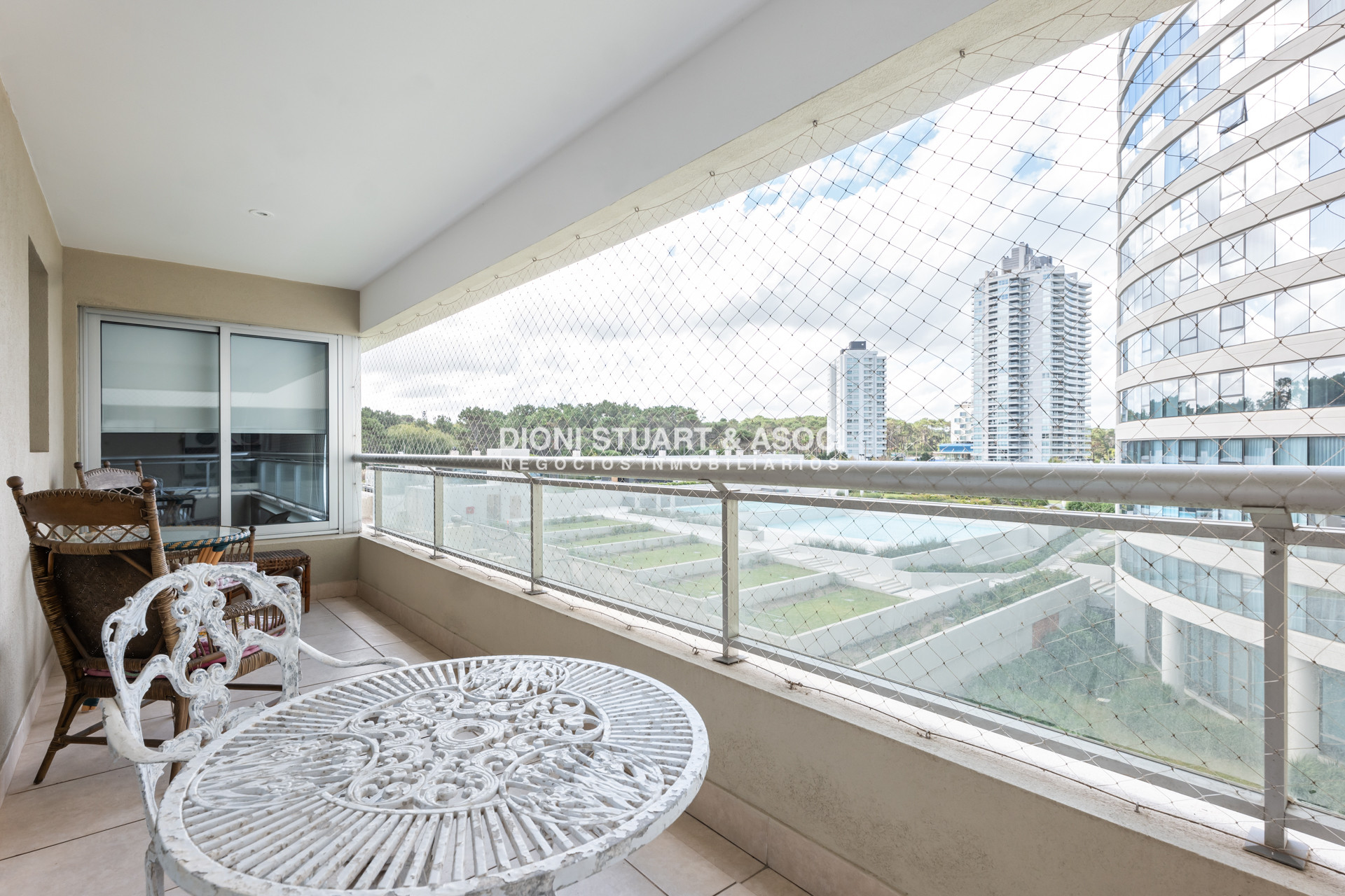 Apartamento ID.939 - TORRE LOBOS DEPARTAMENTO CENTRAL EN VENTA DE 3 DORMITORIOS EN SUITE + DEP. SERV. - PRIMERA LINEA PLAYA BRAVA