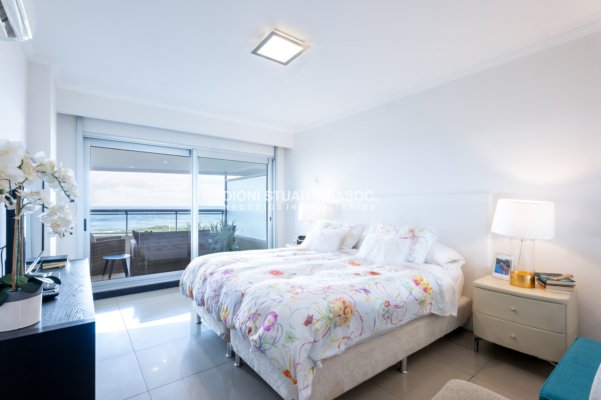 Apartamento ID.939 - TORRE LOBOS DEPARTAMENTO CENTRAL EN VENTA DE 3 DORMITORIOS EN SUITE + DEP. SERV. - PRIMERA LINEA PLAYA BRAVA
