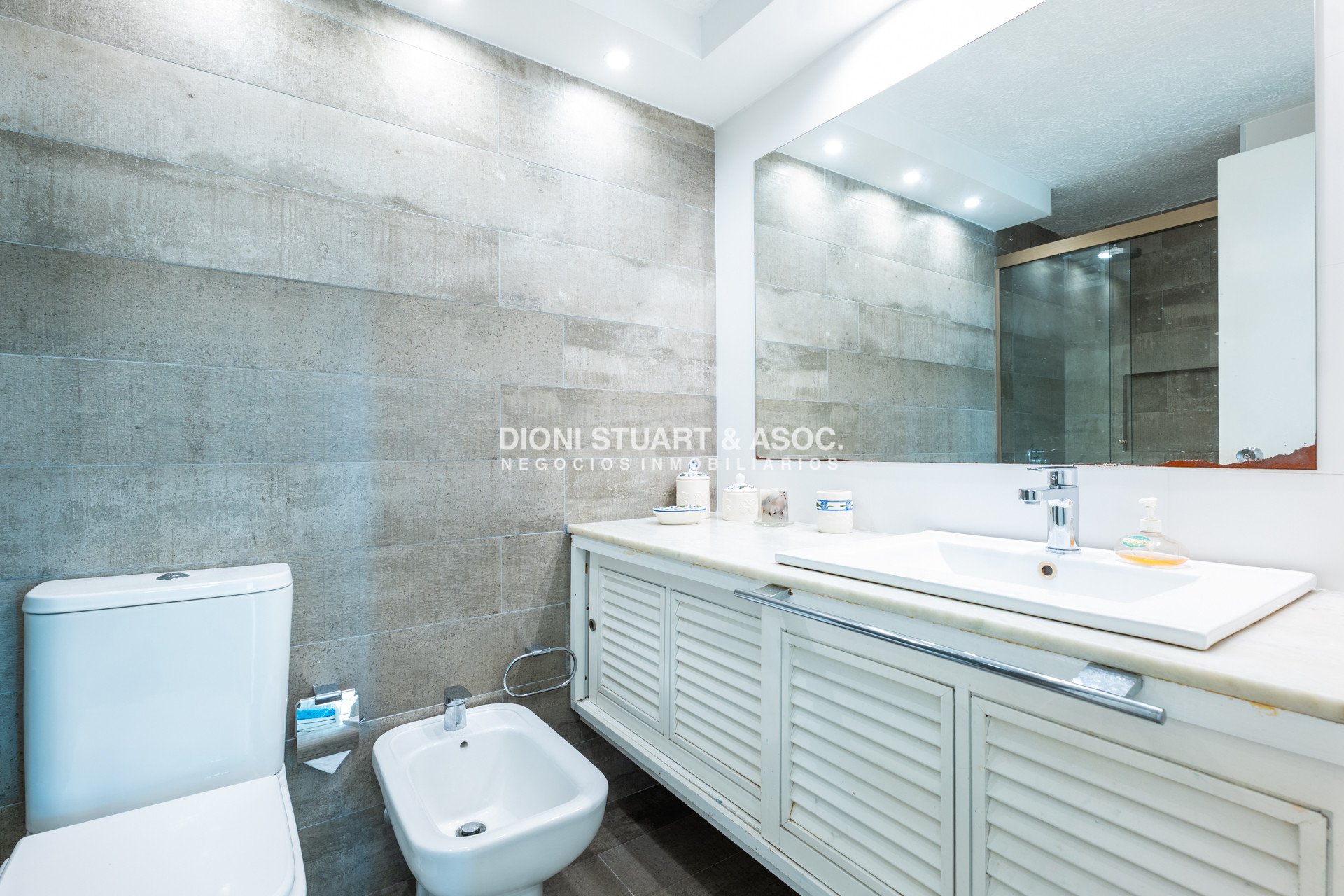 Apartamento ID.367 - SE VENDE DEPARTAMENTO PRIMERA LINEA MANSA - 2 DORM Y MEDIO - RECICLADO - TORRE WASHINGTON - COMPLEJO LINCOLN CENTER