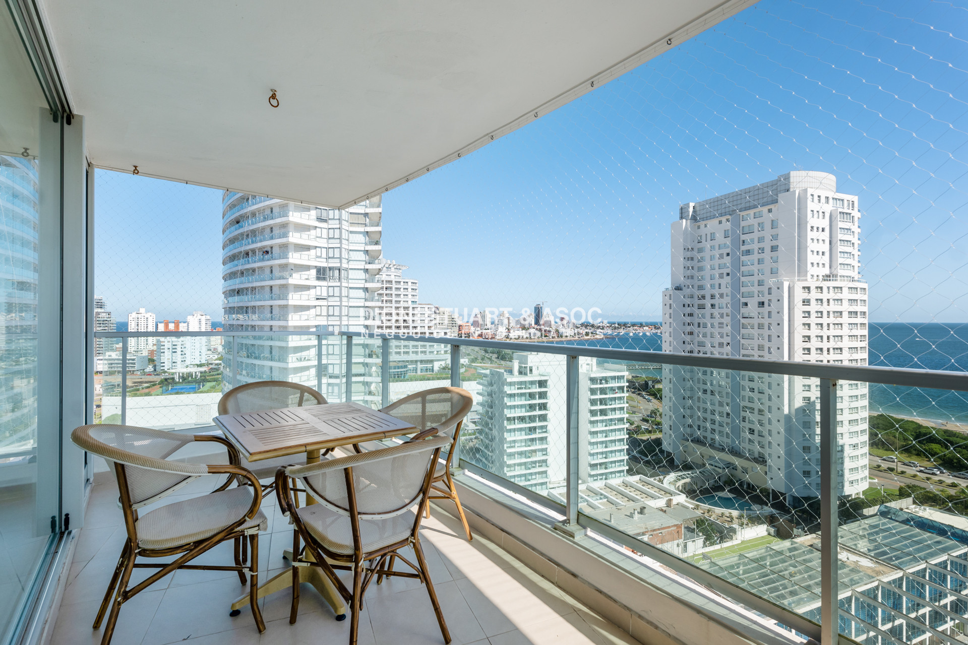 Apartamento ID.938 - GALA TOWER DEPARTAMENTO ESQUINERO 3 DORMITORIOS VISTA AL MAR - PLAYA MANSA - CON PARRILLERO