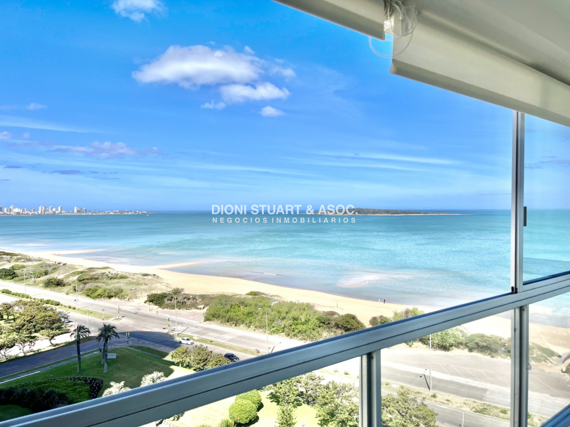 Apartamento ID.296 - DEPARTAMENTO DE 3 DORMITORIOS EN ALQUILER PLAYA MANSA FRENTE AL MAR TORRE WASHINGTON COMPLEJO LINCOLN CENTER