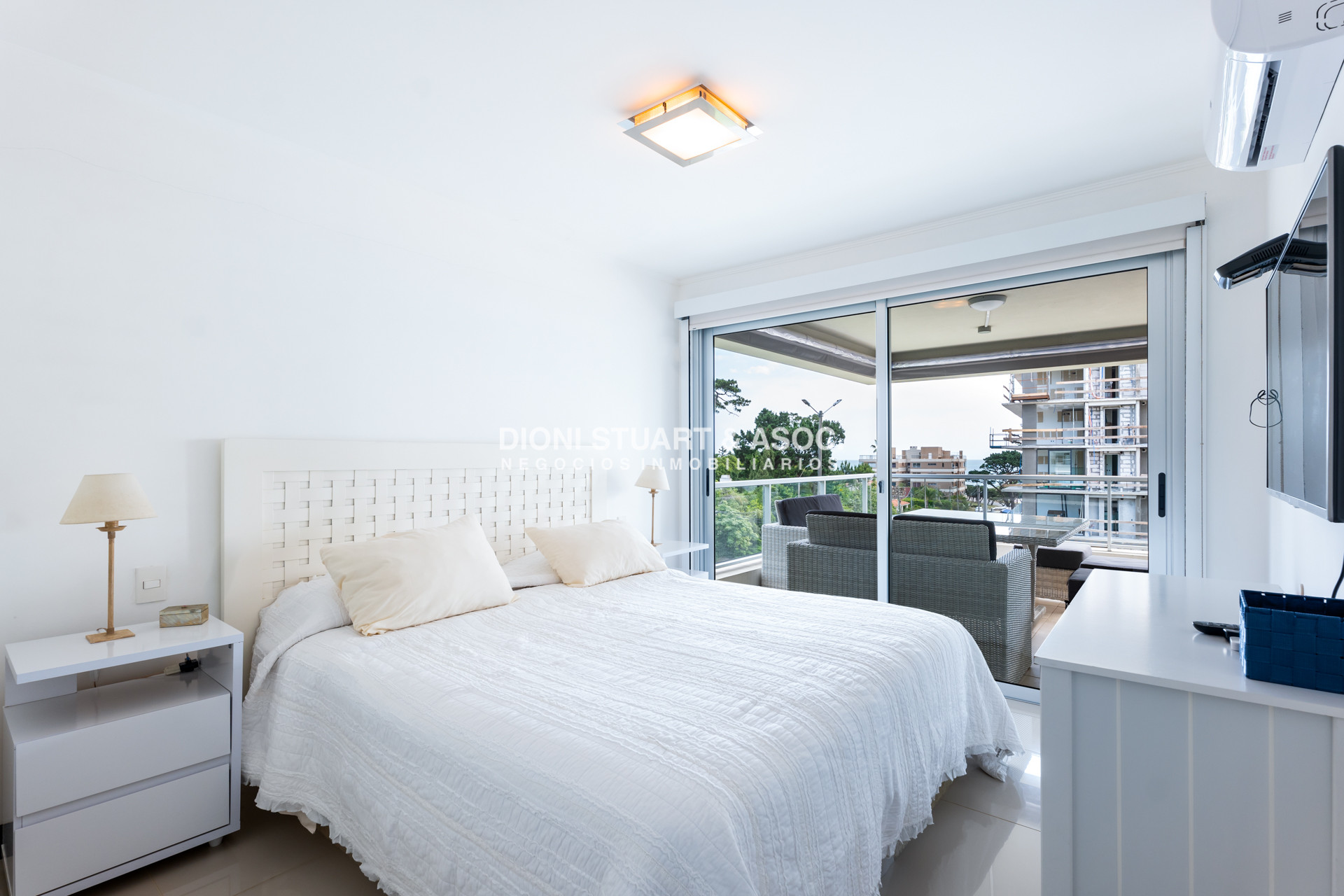 Apartamento ID.860 - APARTAMENTO EN VENTA EN PLAYA MANSA DE 2 DORMITORIOS CON PARRILLERO - EDIFICIO MONET