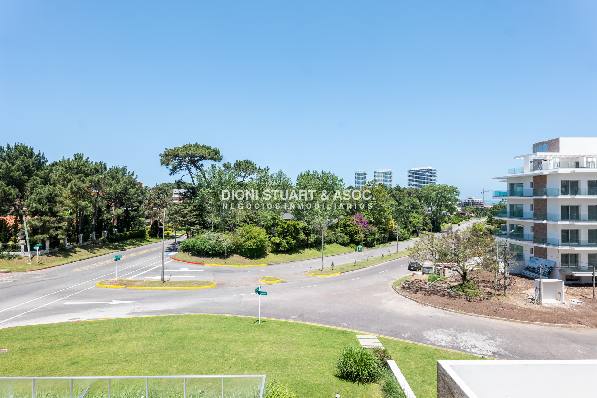 Apartamento ID.841 - Apartamento de 4 Dormitorios Con Parrillero - Emerald - Playa Mansa