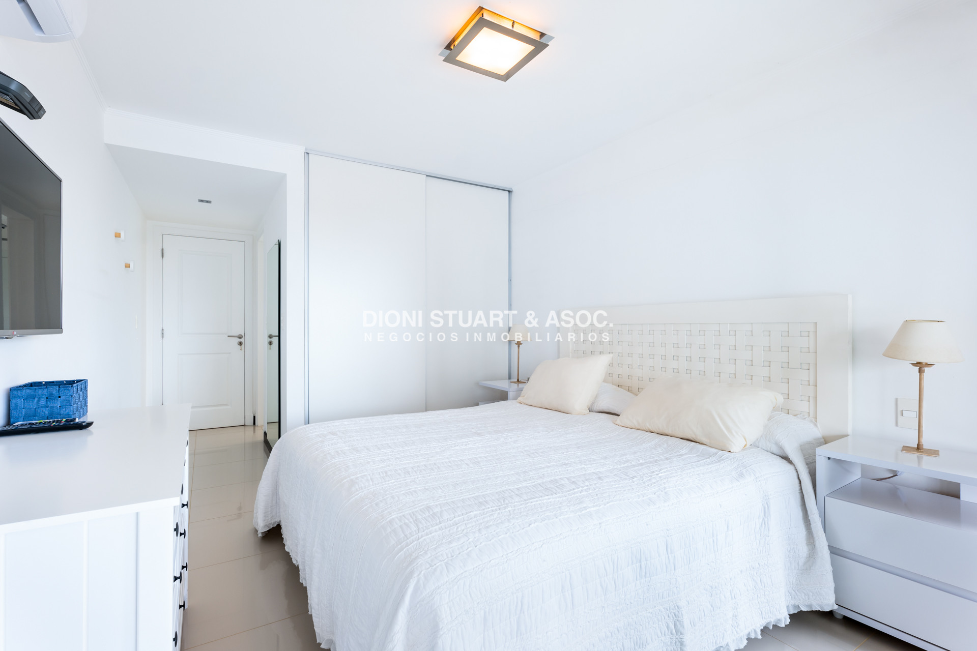 Apartamento ID.860 - APARTAMENTO EN VENTA EN PLAYA MANSA DE 2 DORMITORIOS CON PARRILLERO - EDIFICIO MONET