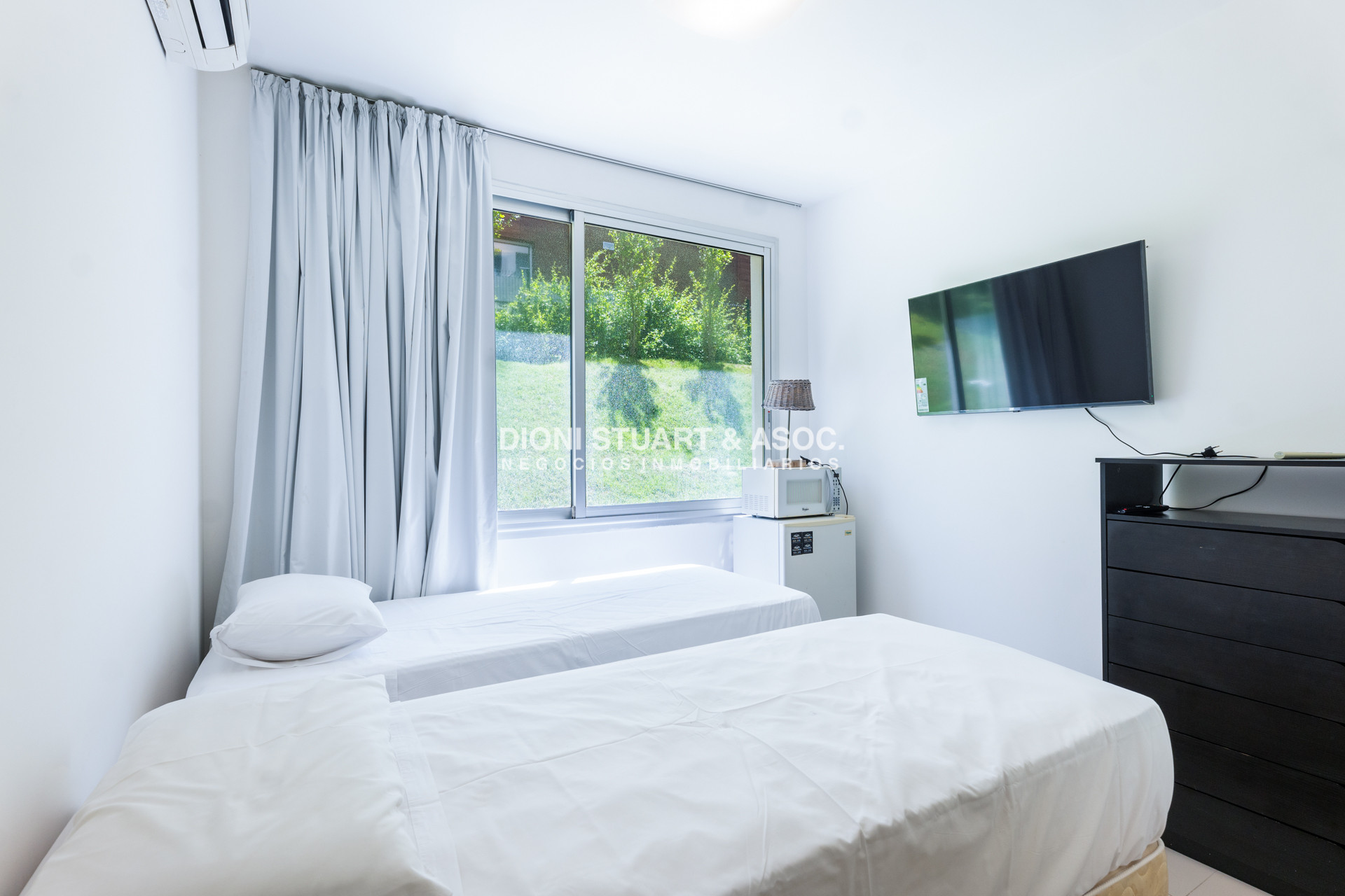 Apartamento ID.841 - Apartamento de 4 Dormitorios Con Parrillero - Emerald - Playa Mansa