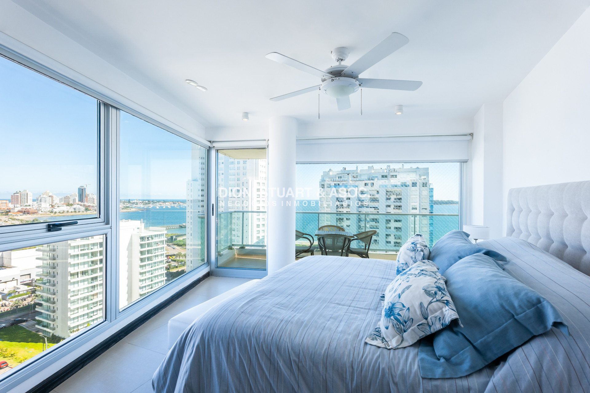Apartamento ID.938 - GALA TOWER DEPARTAMENTO ESQUINERO 3 DORMITORIOS VISTA AL MAR - PLAYA MANSA - CON PARRILLERO