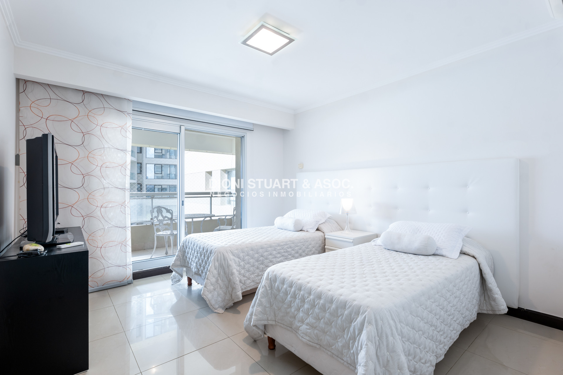 Apartamento ID.939 - TORRE LOBOS DEPARTAMENTO CENTRAL EN VENTA DE 3 DORMITORIOS EN SUITE + DEP. SERV. - PRIMERA LINEA PLAYA BRAVA