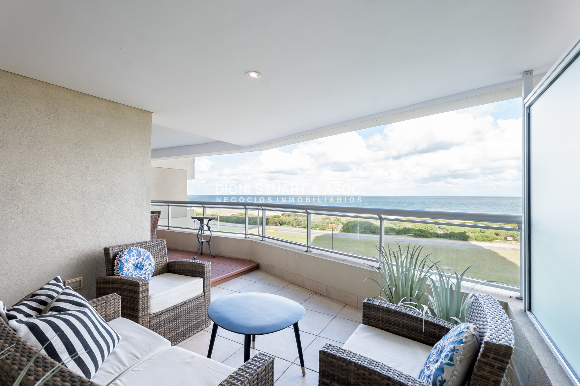 Apartamento ID.939 - TORRE LOBOS DEPARTAMENTO CENTRAL EN VENTA DE 3 DORMITORIOS EN SUITE + DEP. SERV. - PRIMERA LINEA PLAYA BRAVA