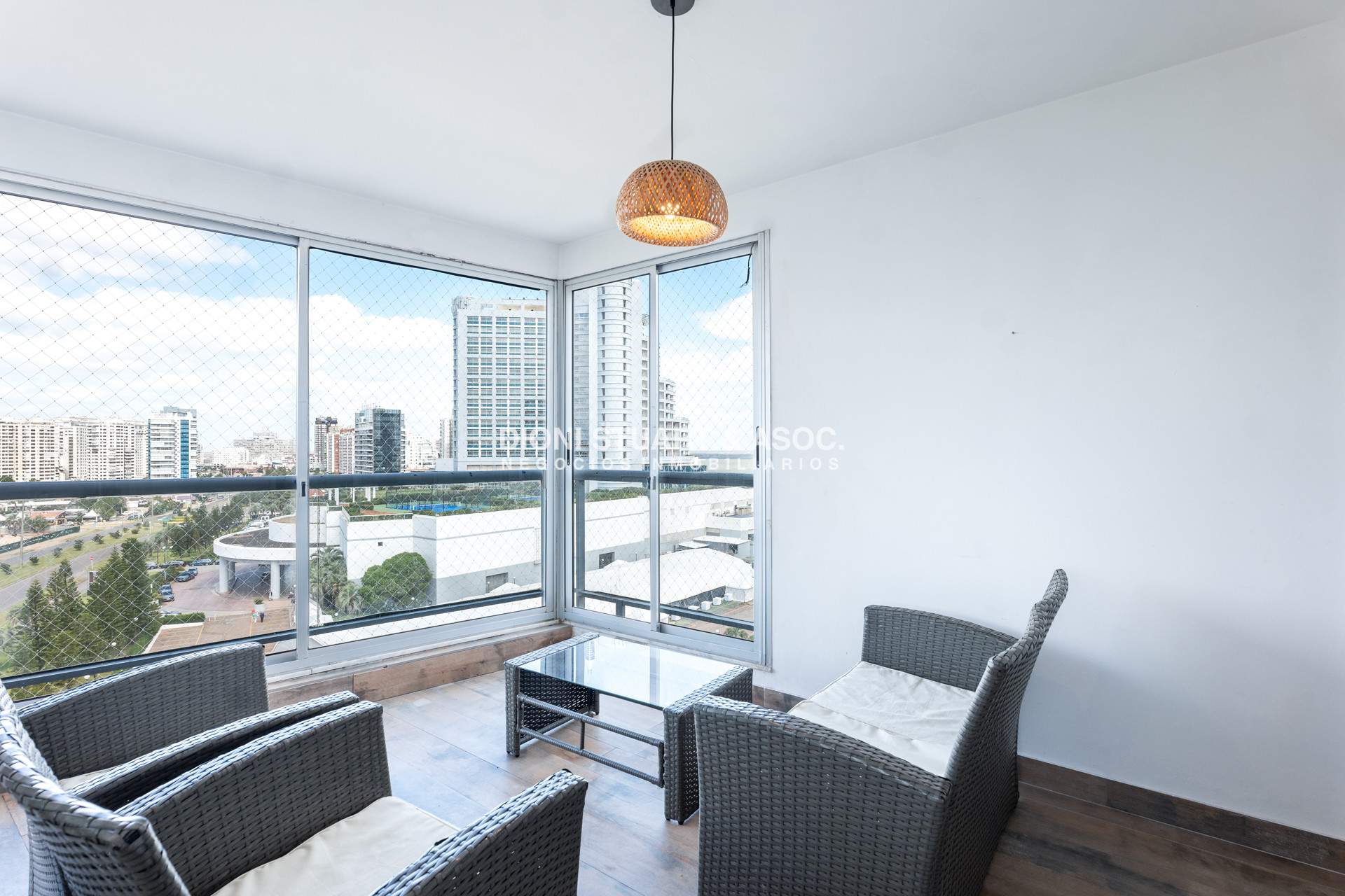 Apartamento ID.940 - DEPARTAMENTO EN VENTA CON PARRILLERO 3 DORMITORIOS RECICLADO - EDIFICIO CAP BRETON - PLAYA MANSA