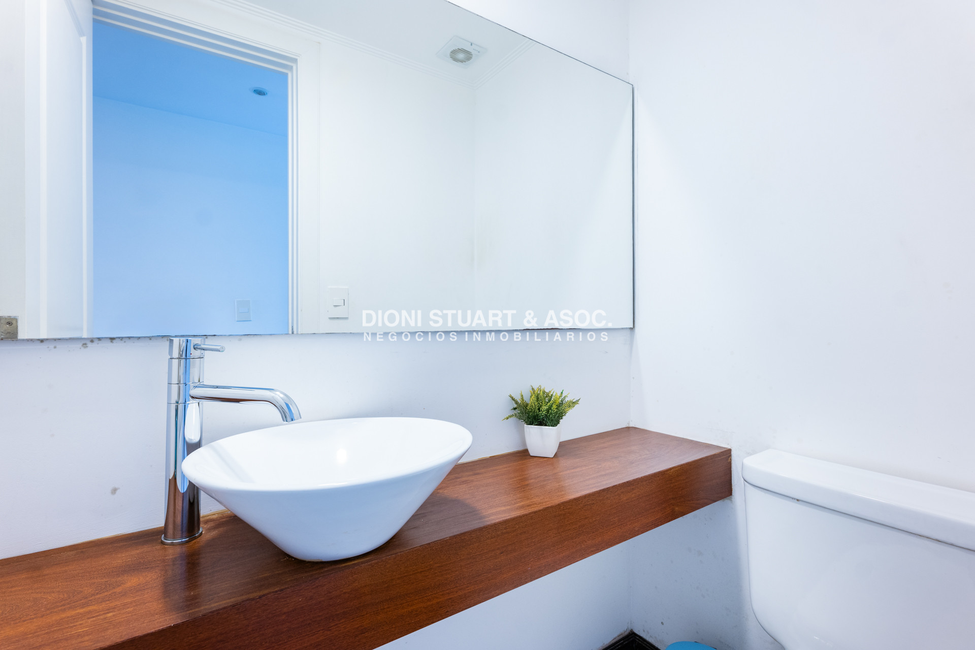 Apartamento ID.820 - APARTAMENTO EN VENTA EN PLAYA MANSA DE 2 DORMITORIOS CON PARRILLERO