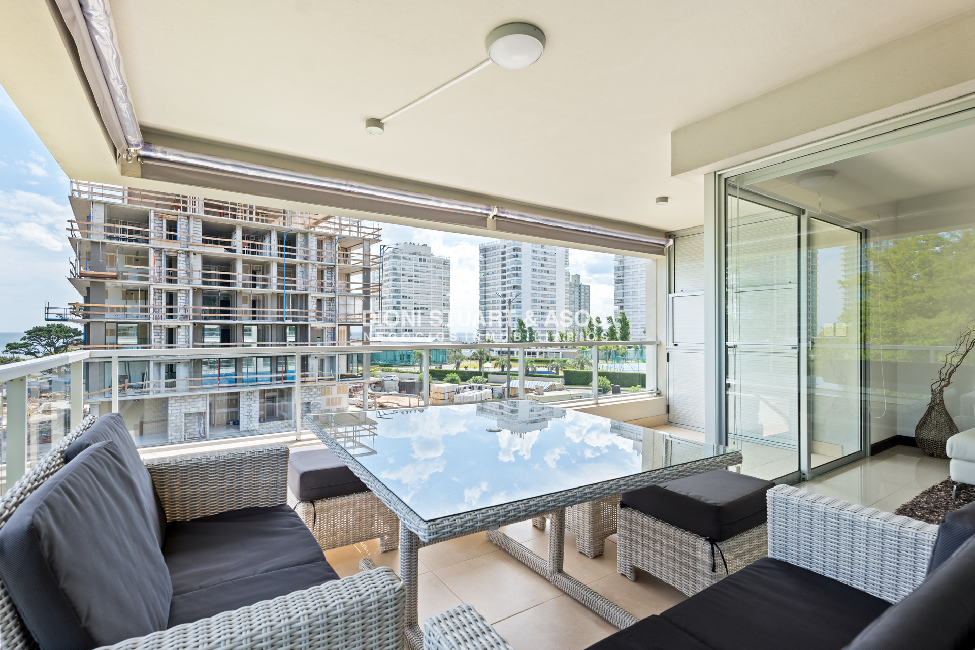 Apartamento ID.860 - APARTAMENTO EN VENTA EN PLAYA MANSA DE 2 DORMITORIOS CON PARRILLERO - EDIFICIO MONET