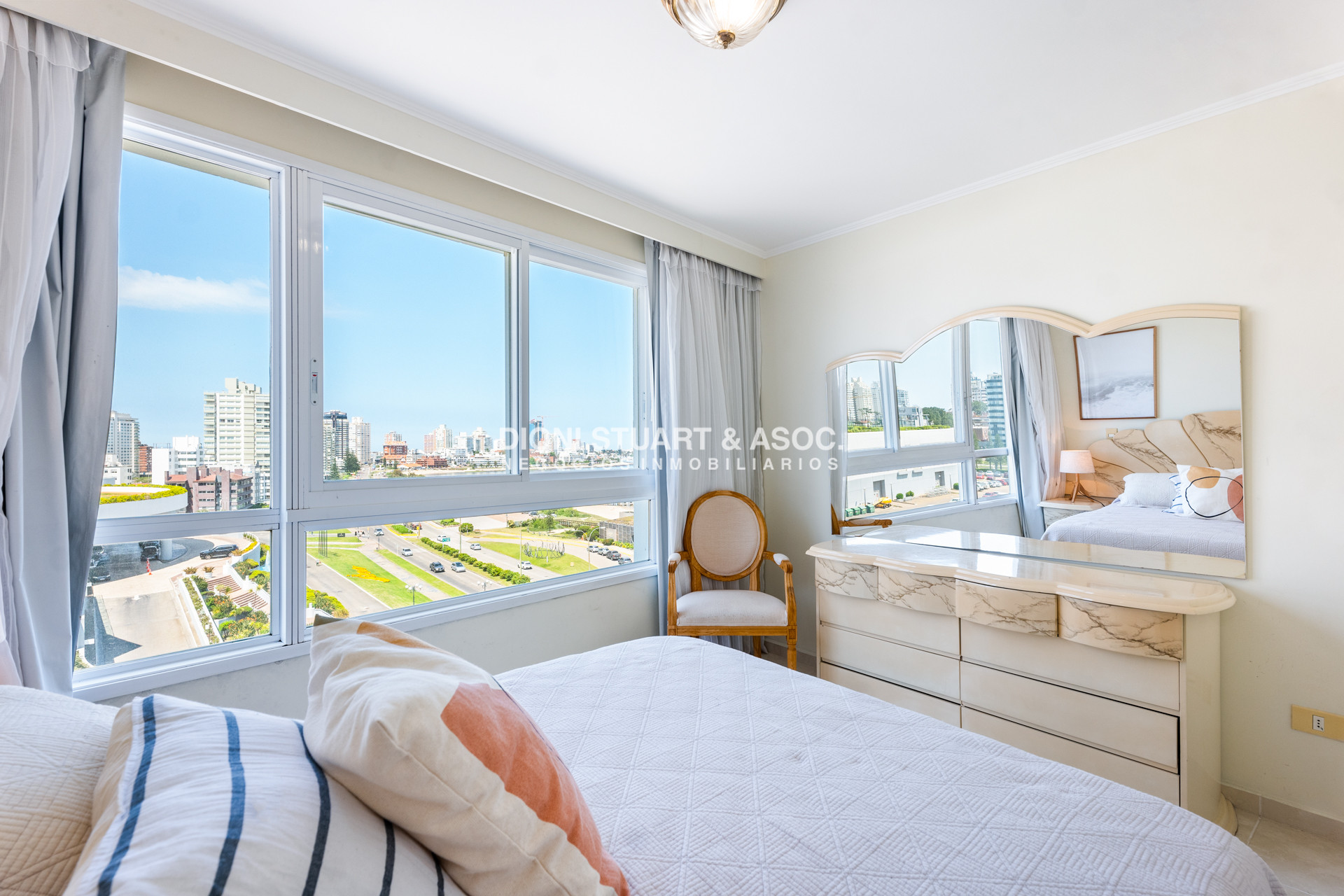 Apartamento ID.800 - MILLENIUM TOWER EN ALQUILER DE TEMPORADA - 3 DORMITORIOS EN SUITE + DEP. - LA MEJOR VISTA