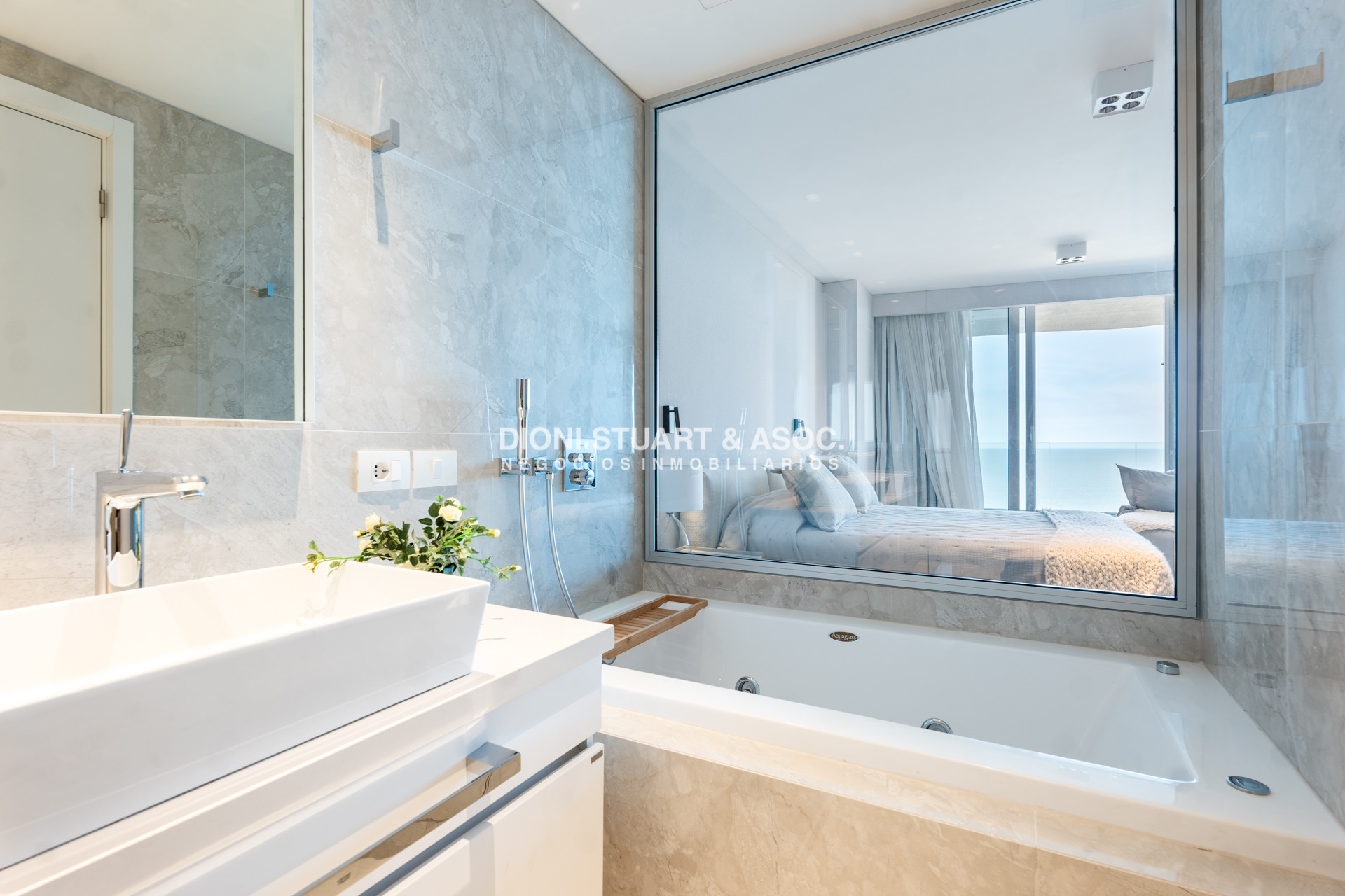 Apartamento ID.1121 - TRUMP UNIFICADO - 4 SUITES + DEPENDENCIA