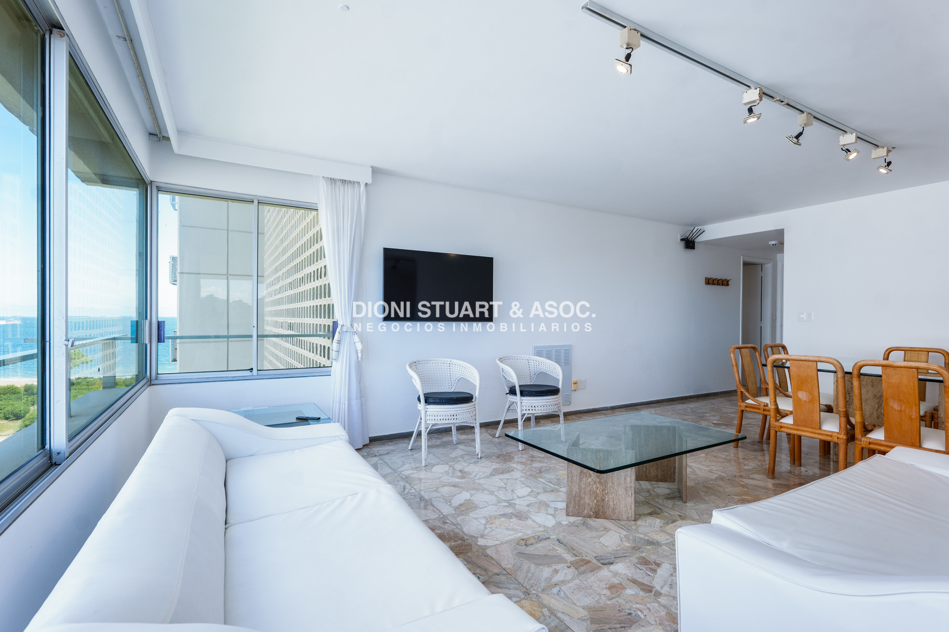 Apartamento ID.935 - DEPARTAMENTO EN VENTA FRENTE AL MAR DE 2 DORMITORIOS Y DEPENDENCIA DE SERVICIO RECICLADO EN TUNQUELEN I - PRIMERA LINEA PLAYA MANSA