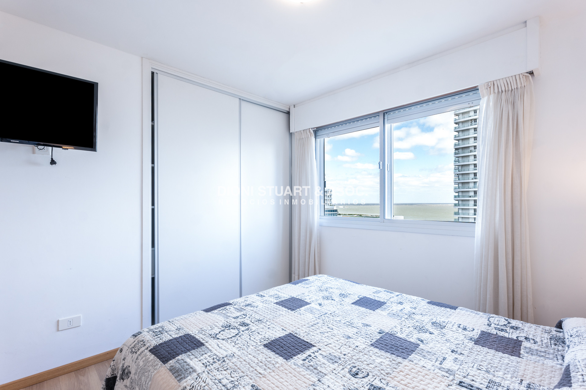 Apartamento ID.940 - DEPARTAMENTO EN VENTA CON PARRILLERO 3 DORMITORIOS RECICLADO - EDIFICIO CAP BRETON - PLAYA MANSA